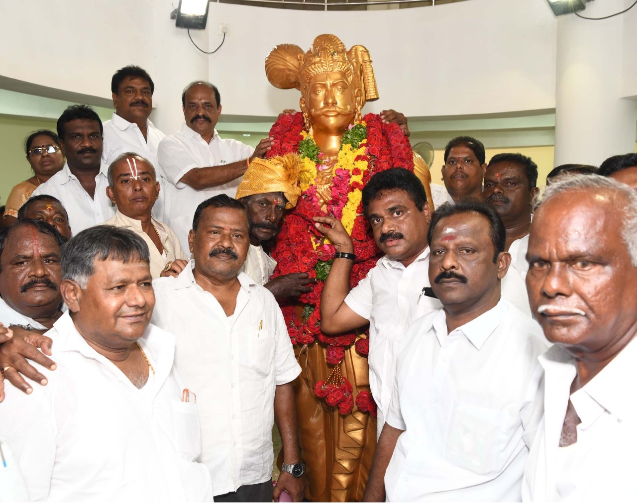 கட்டபொம்மன் சிலைக்கு மரியாதை செலுத்தும் கடம்பூர் ராஜூ