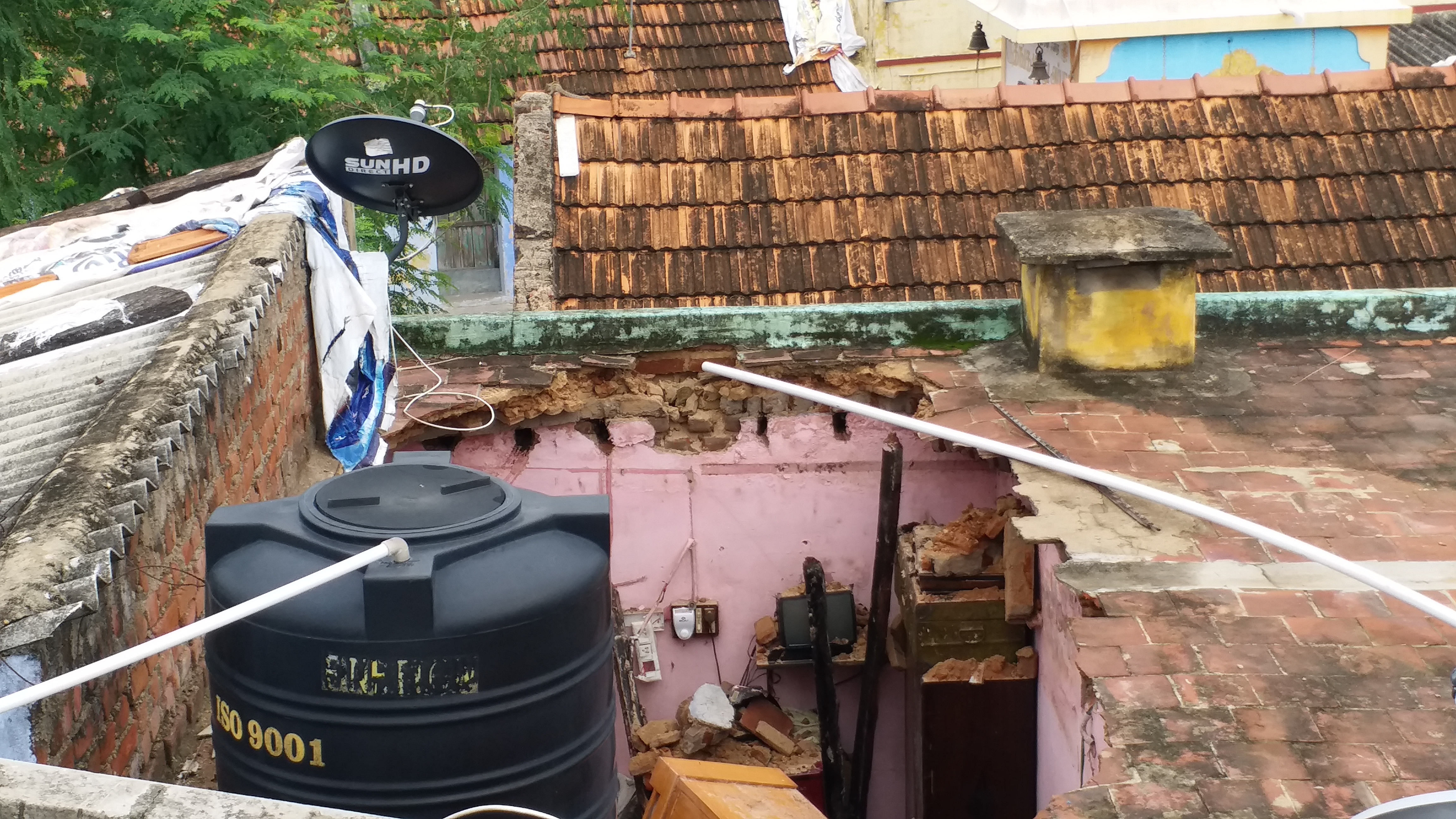 Building collapsed by rain: Luckily the old man escaped in nellai