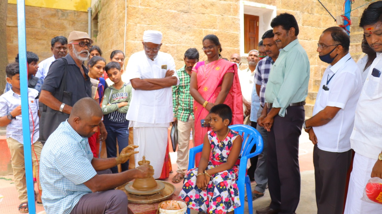 மண்பானை தயாரிப்பது குறித்து மாணவர்களுக்கு பயிற்சி