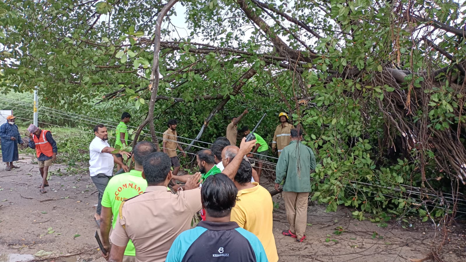 மீட்பு பணியில் வீரர்கள்