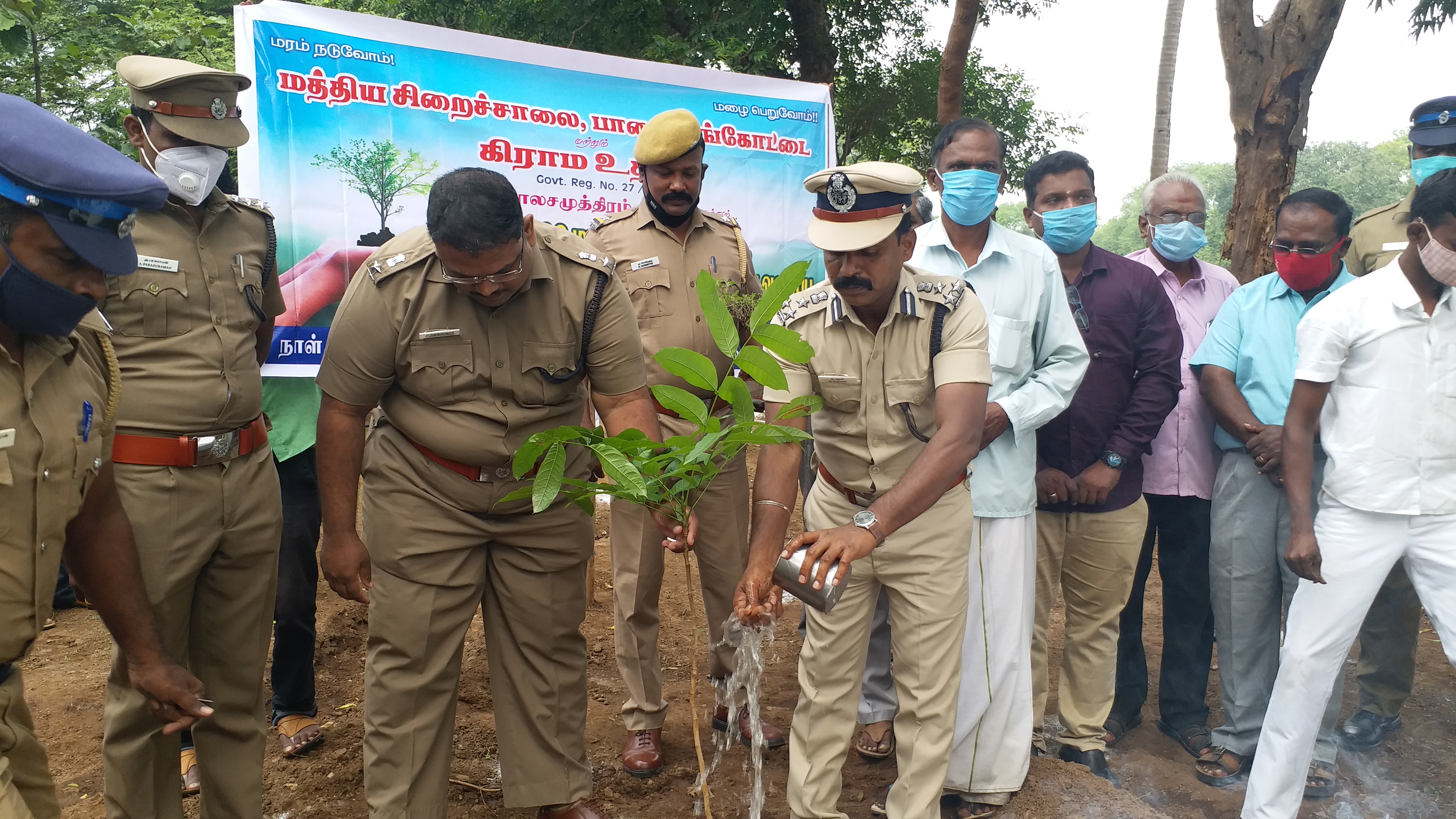 மரம் நடும் டிஐஜி