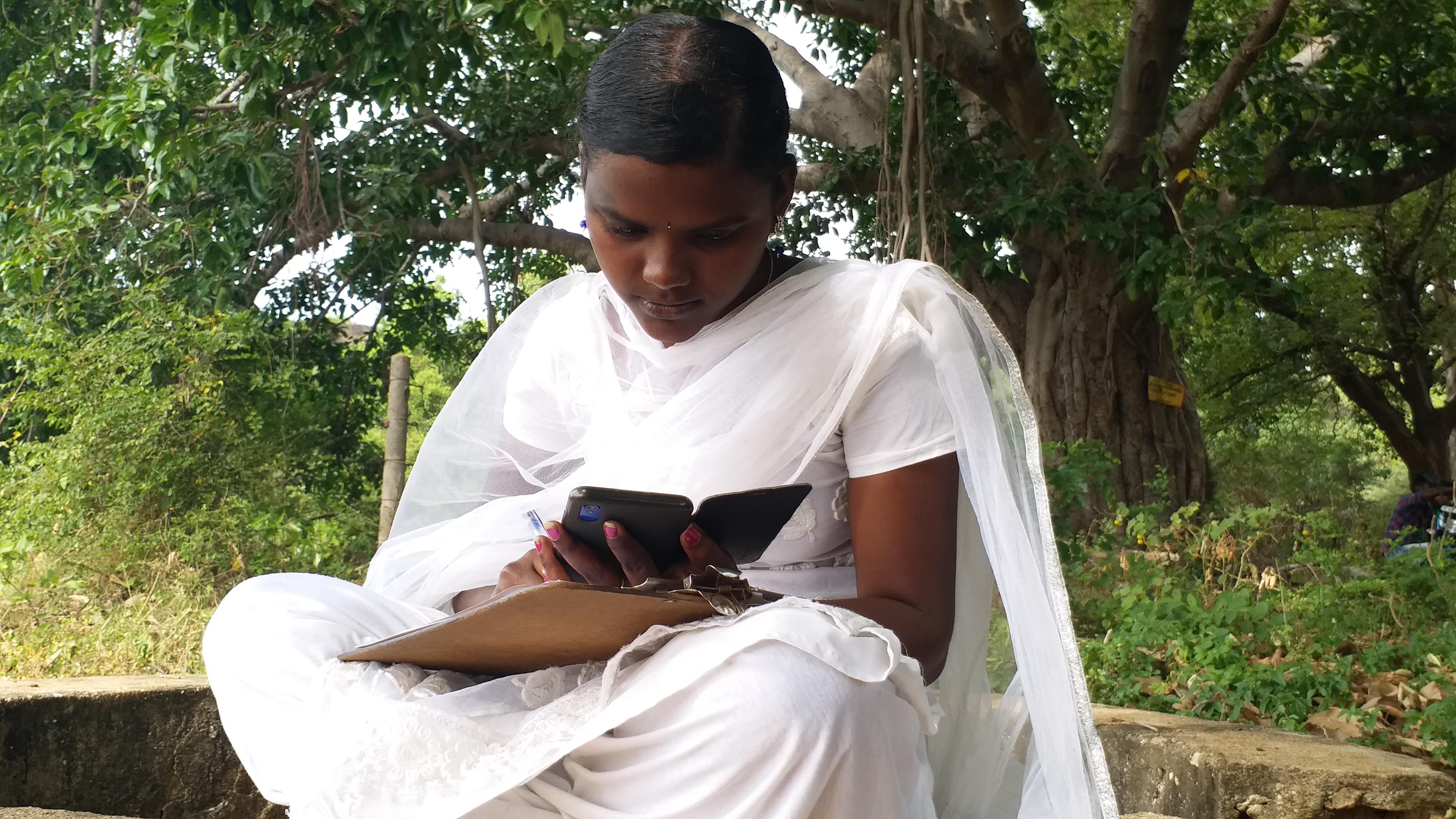 girl-student-face-to-get-cellphone-tower-for-online-exam