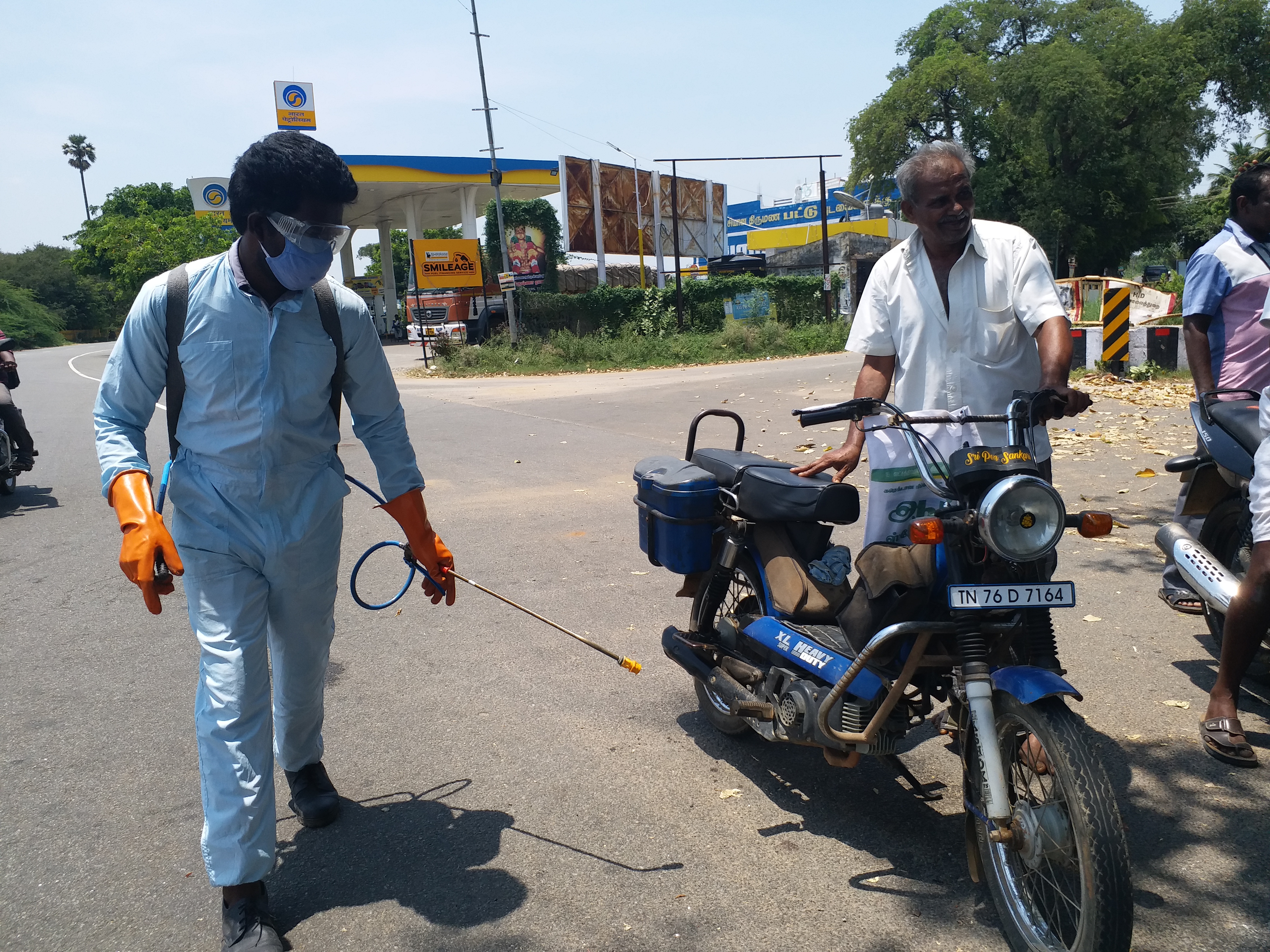 இருசக்கர வாகனங்களுக்கு கிருமிநாசினி தெளிப்பு