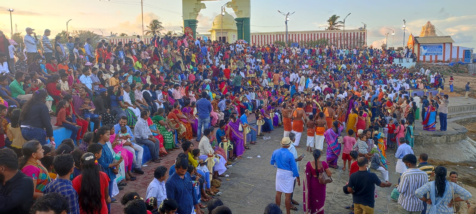 சூரிய அஸ்தமனம் - சந்திரன் உதயம் காண குவிந்த மக்கள்