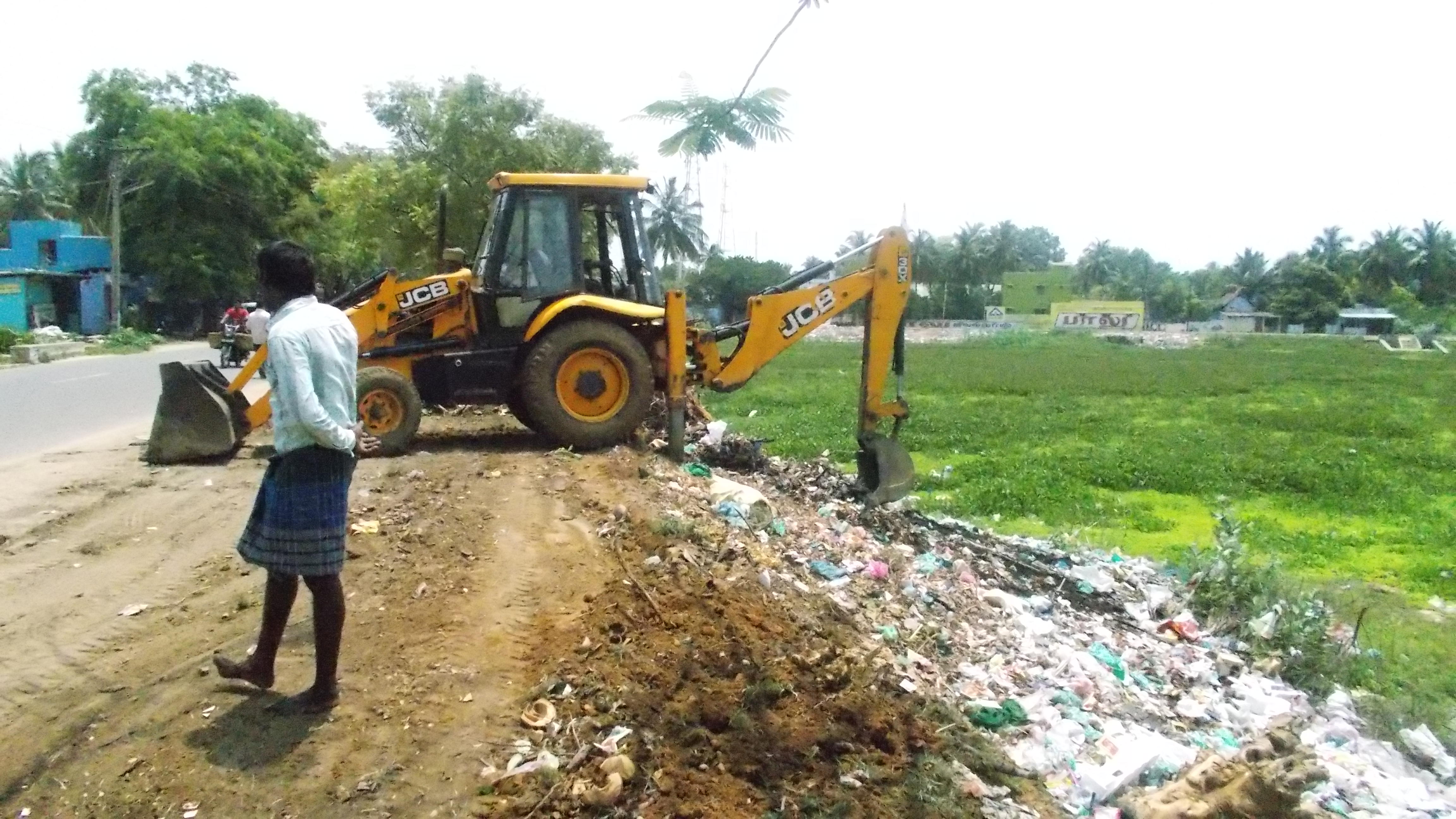 ஜேசிபி இயந்திரம் கொண்டு குப்பைகள் அகற்றப்படுகிறது