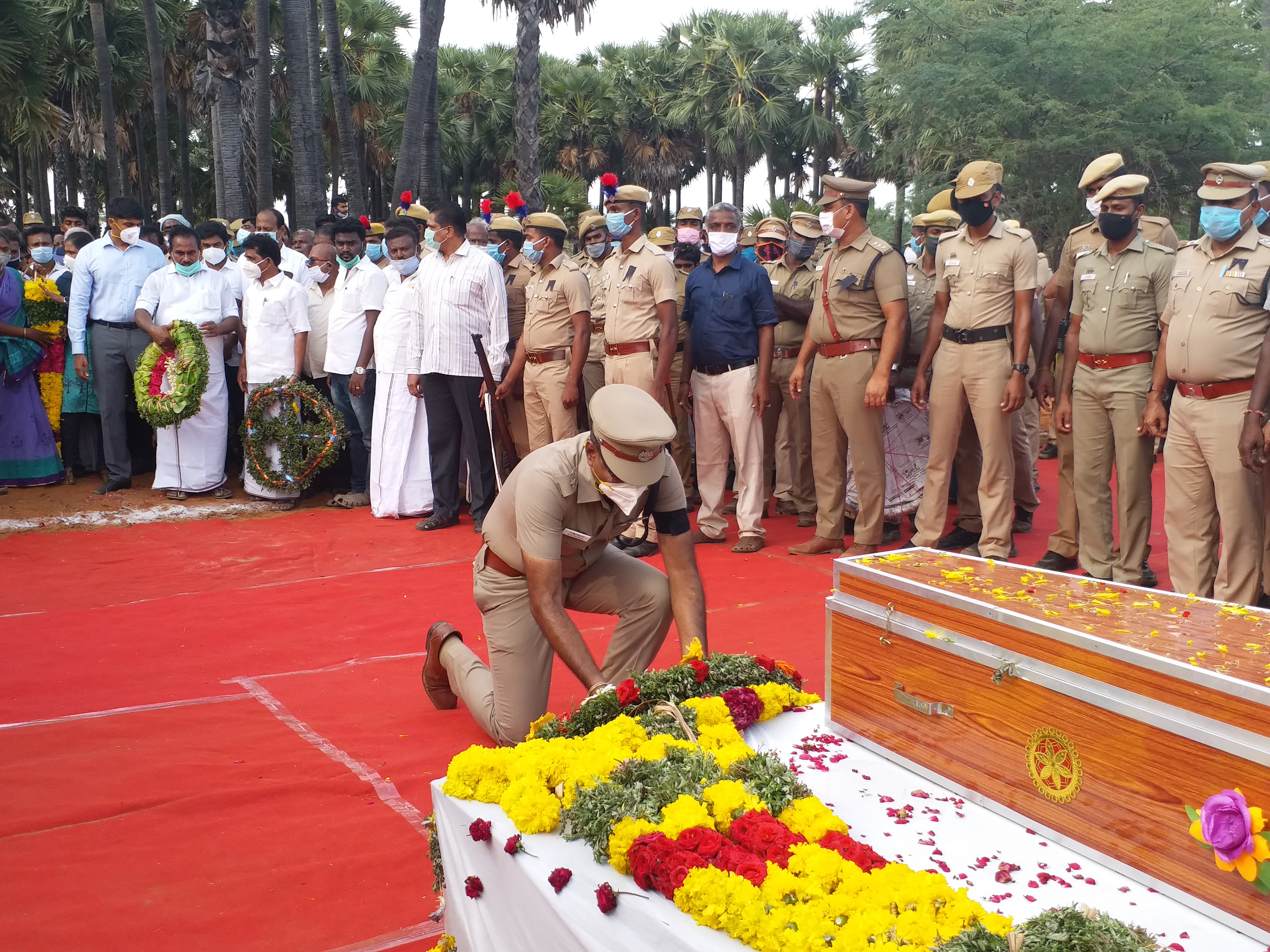 மலர்வளையம் வைத்து மரியாதை