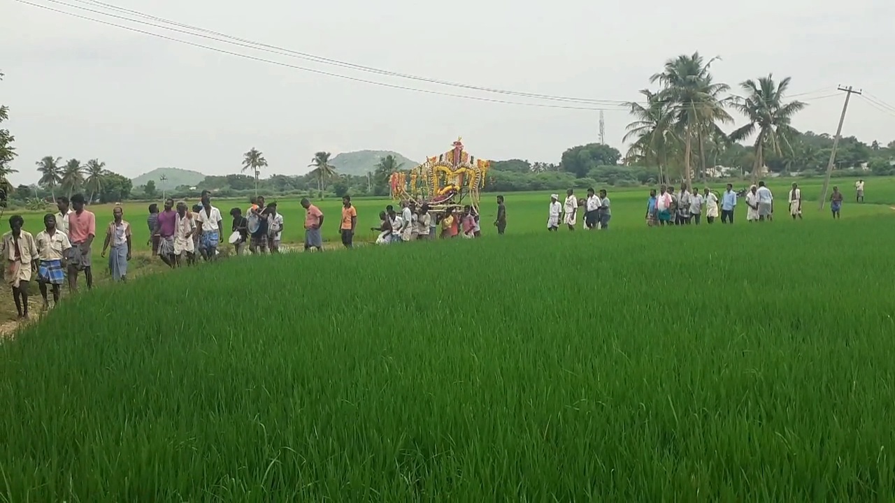 கரடுமுரடான வயல்வெளி பாதையில் சடலத்தை கொண்டு செல்லும் அவலநிலை