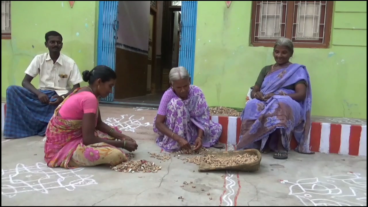 மும்முரமாக ஈடுபட்டு வரும் விவசாயிகள்