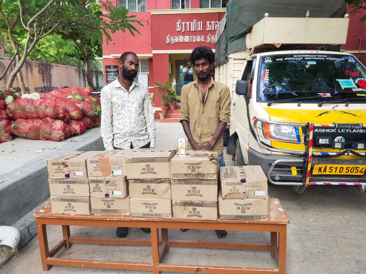 Seizure of 67,000 worth of foreign liquor in Thiruvannamalai  thiruvannamalai news  thiruvannamalai latest news  foreign liquor  திருவண்ணாமலையில் 67 ஆயிரம் மதிப்பிலான வெளிமாநில மதுபானம் பறிமுதல்  crime news  திருவண்ணாமலை செய்திகள்  காவல் துறையினர்  குற்றச் செய்திகள்