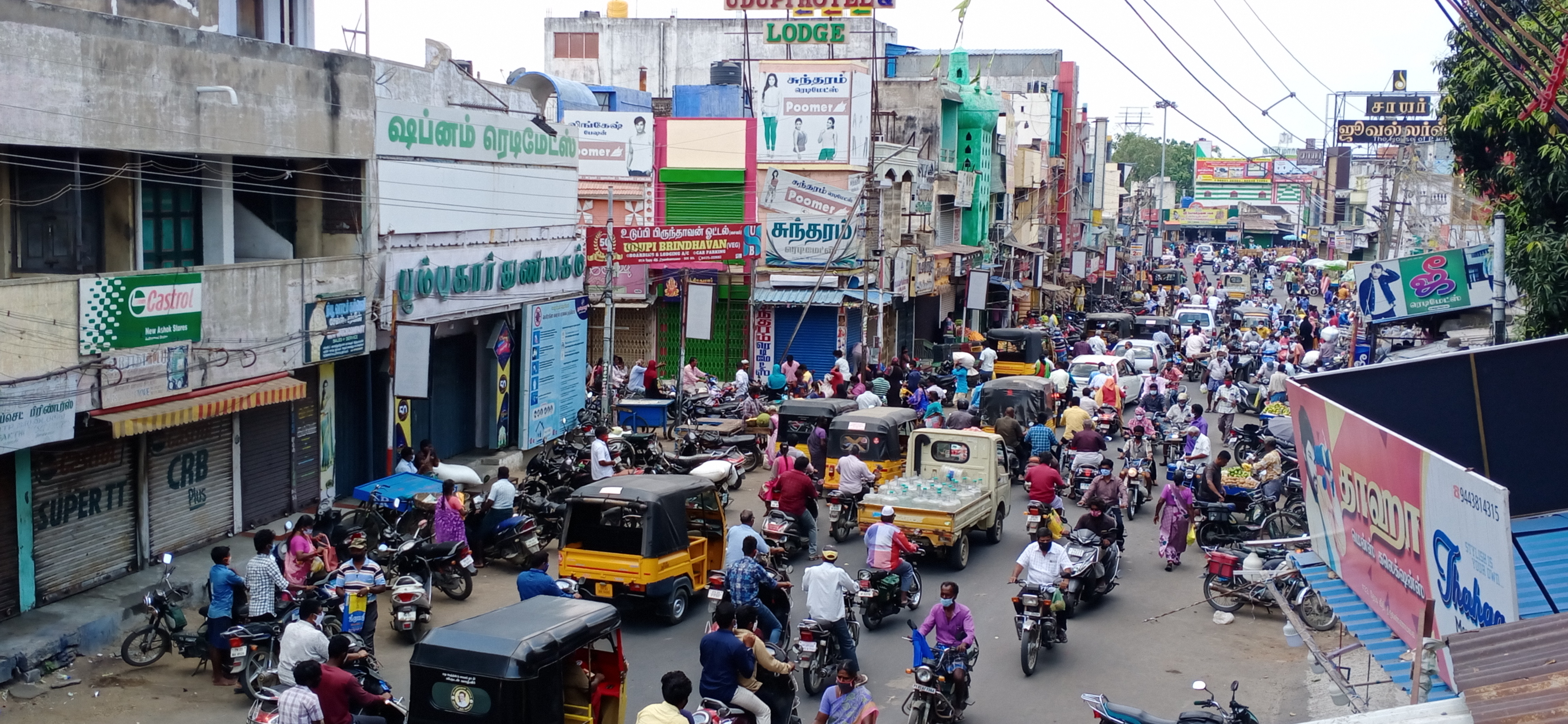 அலைமோதும் மக்கள் கூட்டம்