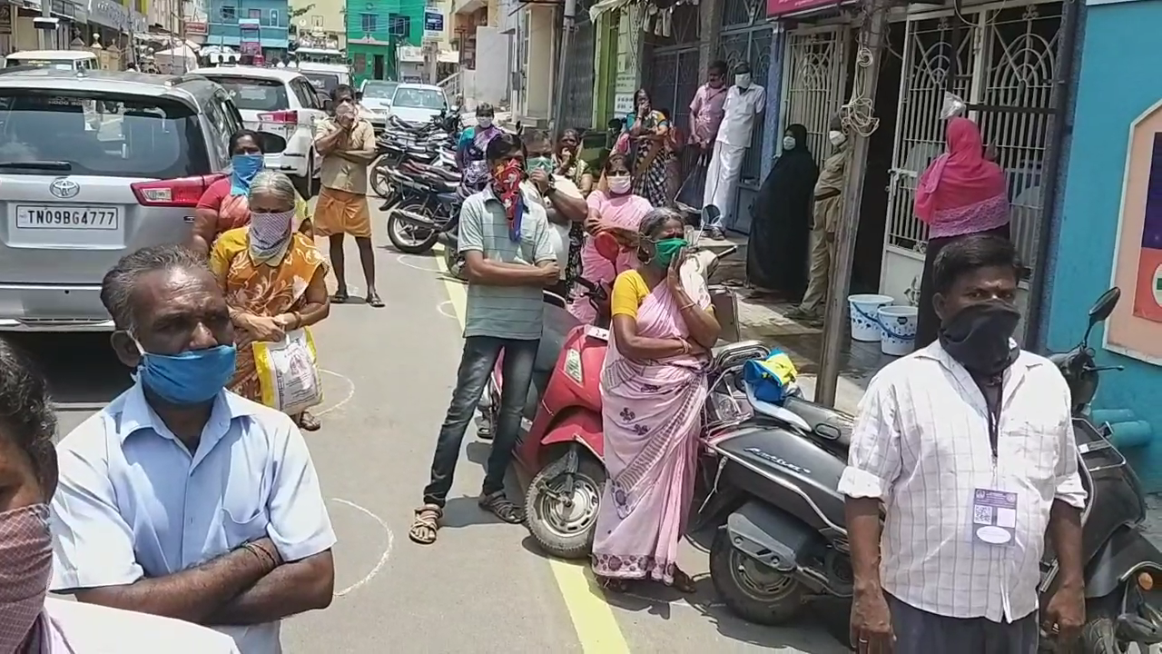 நிவாரண பொருட்கள் வாங்க காத்திருக்கும் மக்கள்