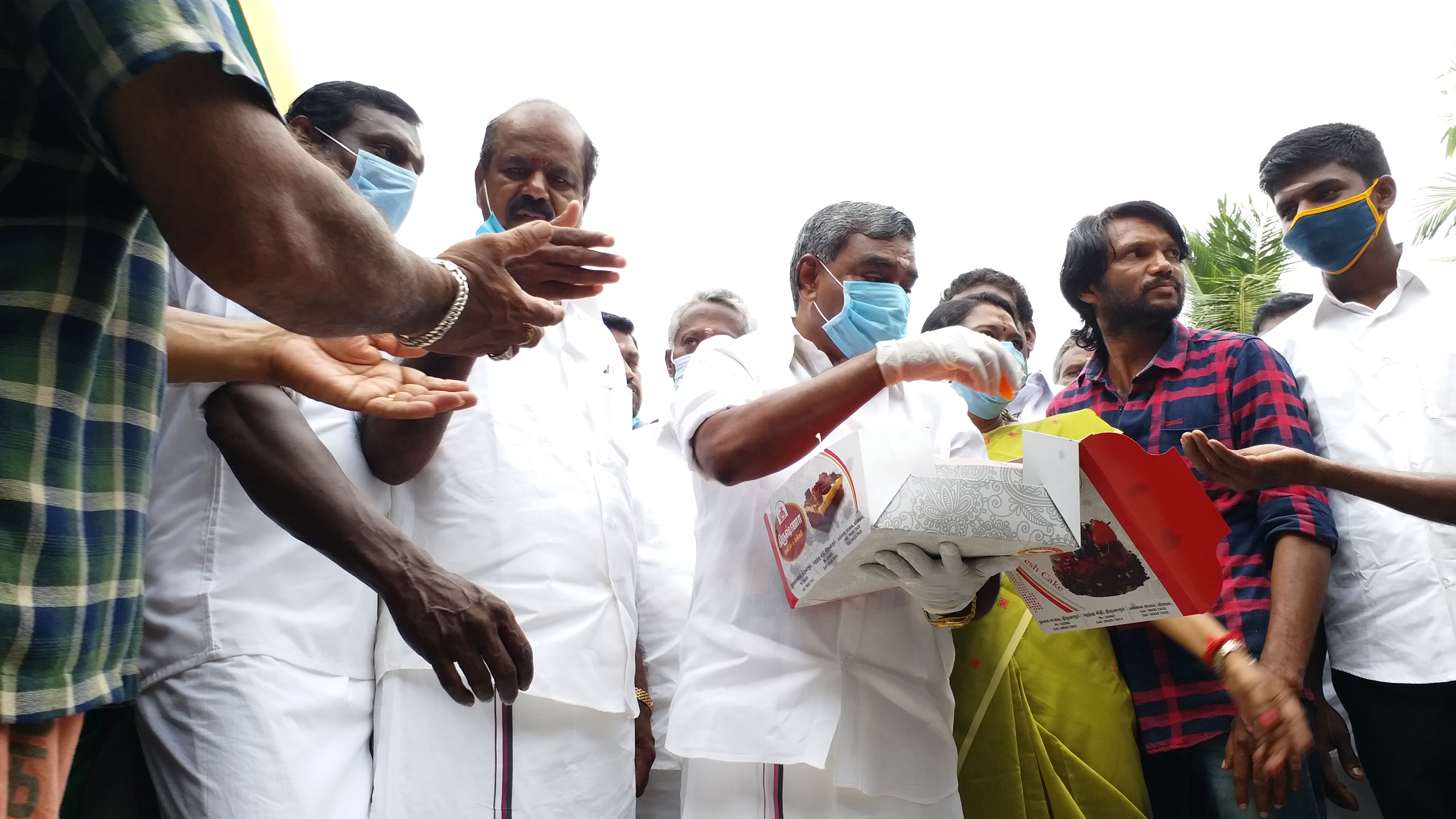 கமலா ஹாரிஸ் வெற்றியை இனிப்புகள் வழங்கி கொண்டாடும் கிராம மக்கள்