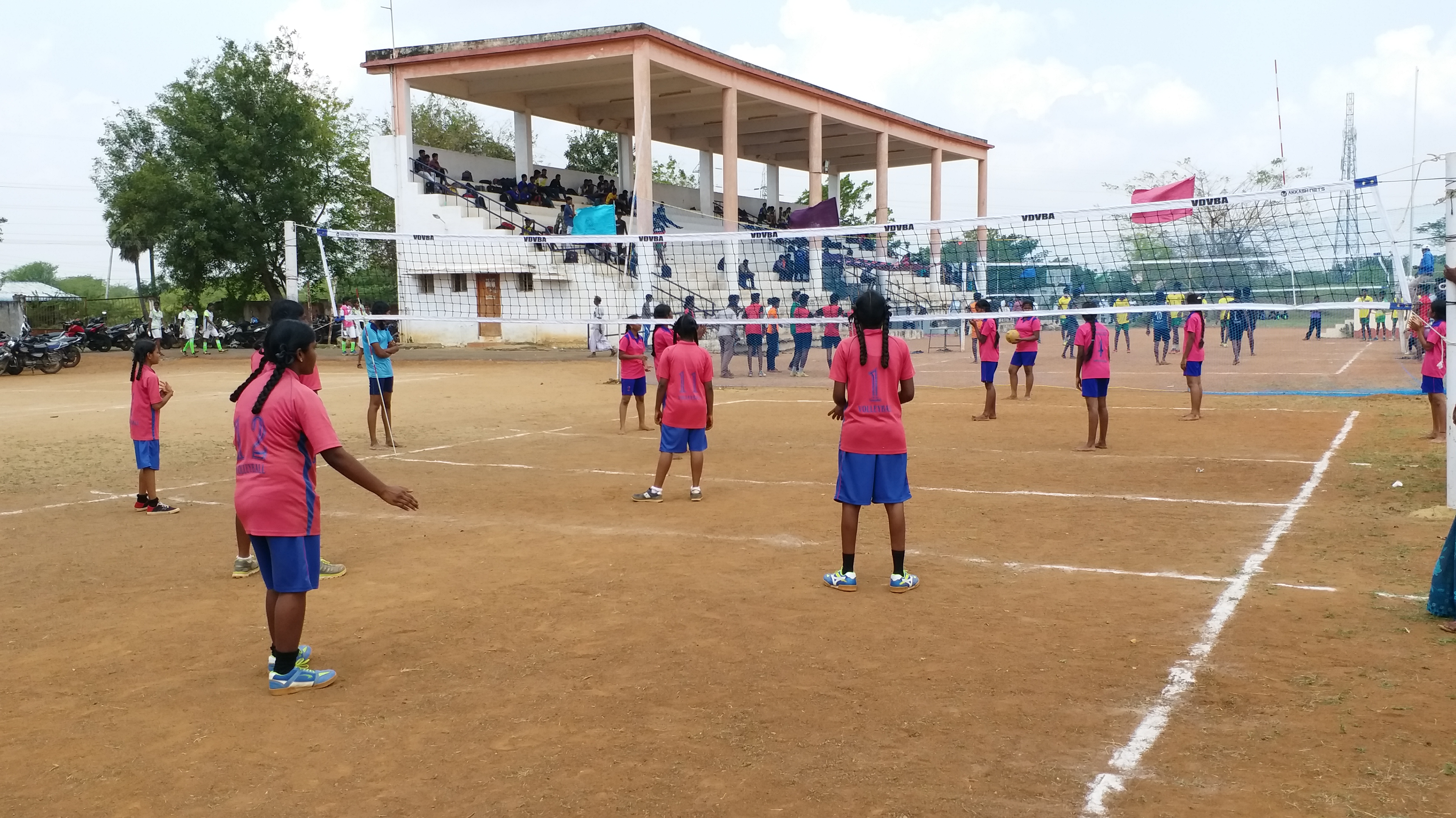 கைப்பந்து போட்டியில் ஆர்வமுடன் பங்கேற்கும் மாணவிகள்