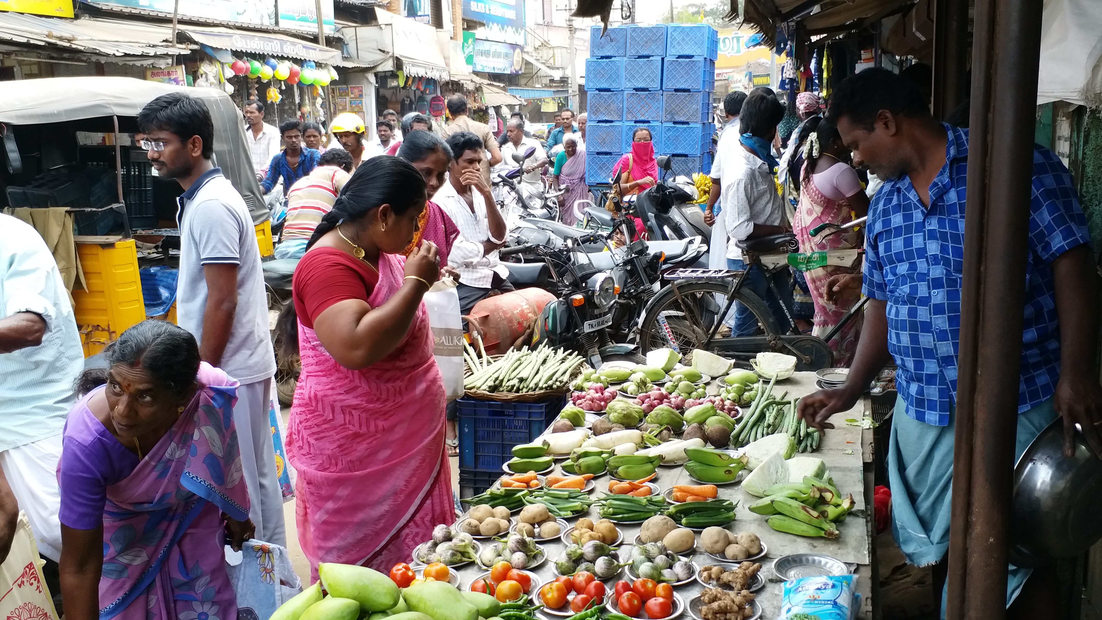 காய்கறிகள் வாங்க அலைமோதிய மக்கள் கூட்டம்