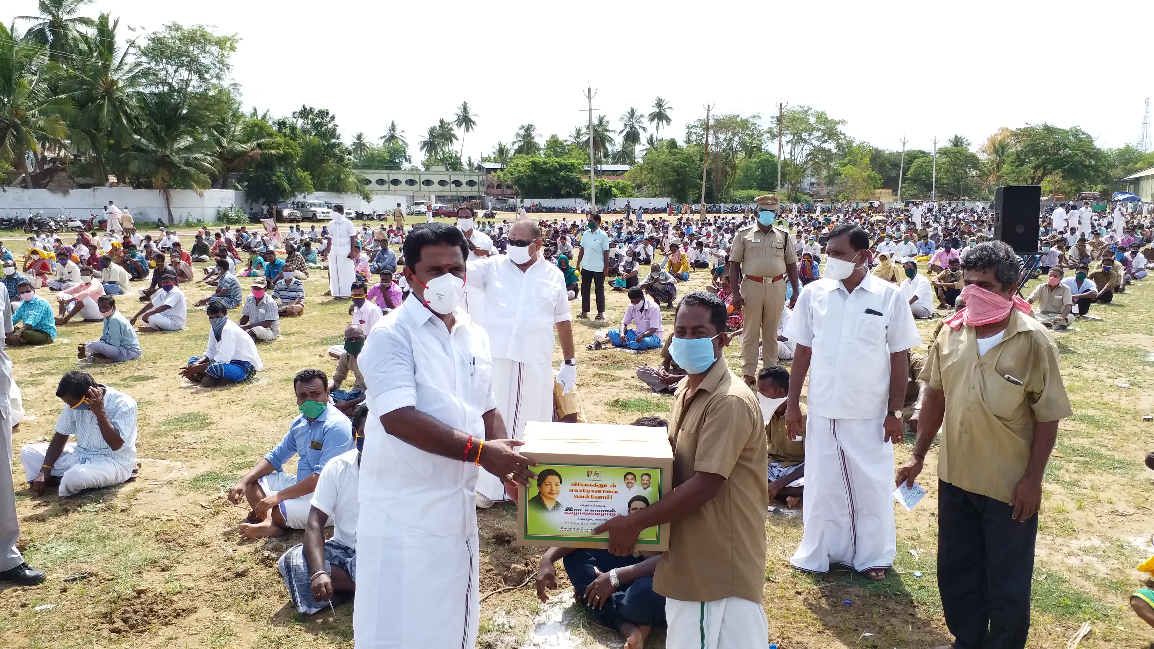 நிவாரணப் பொருள்கள் வழங்கும் அமைச்சர்