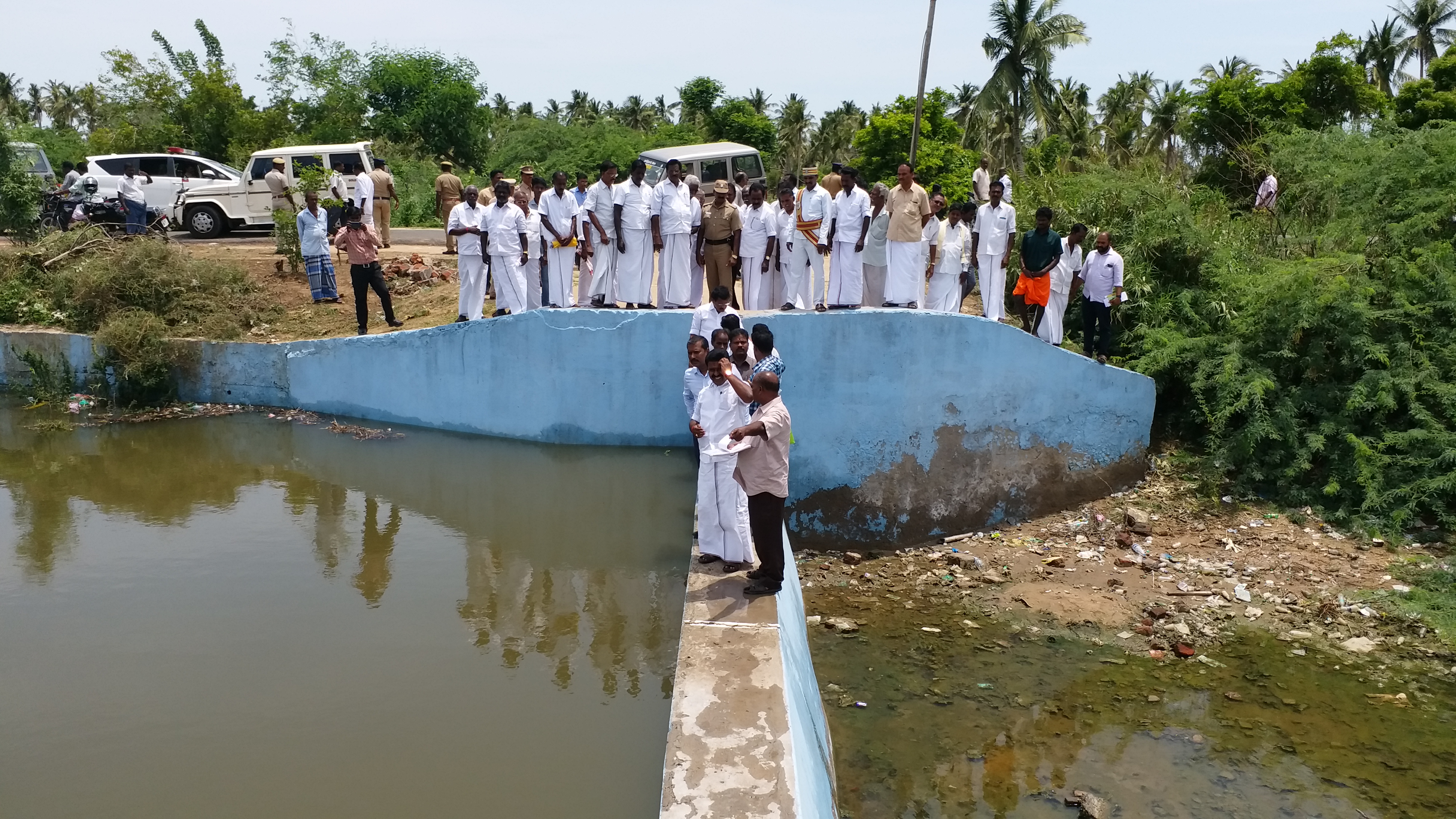 ஜாம்பவனோடை பகுதிக்கு காவிரி தண்ணீர் வந்ததை பார்வையிட்ட அமைச்சர் காமராஜ்