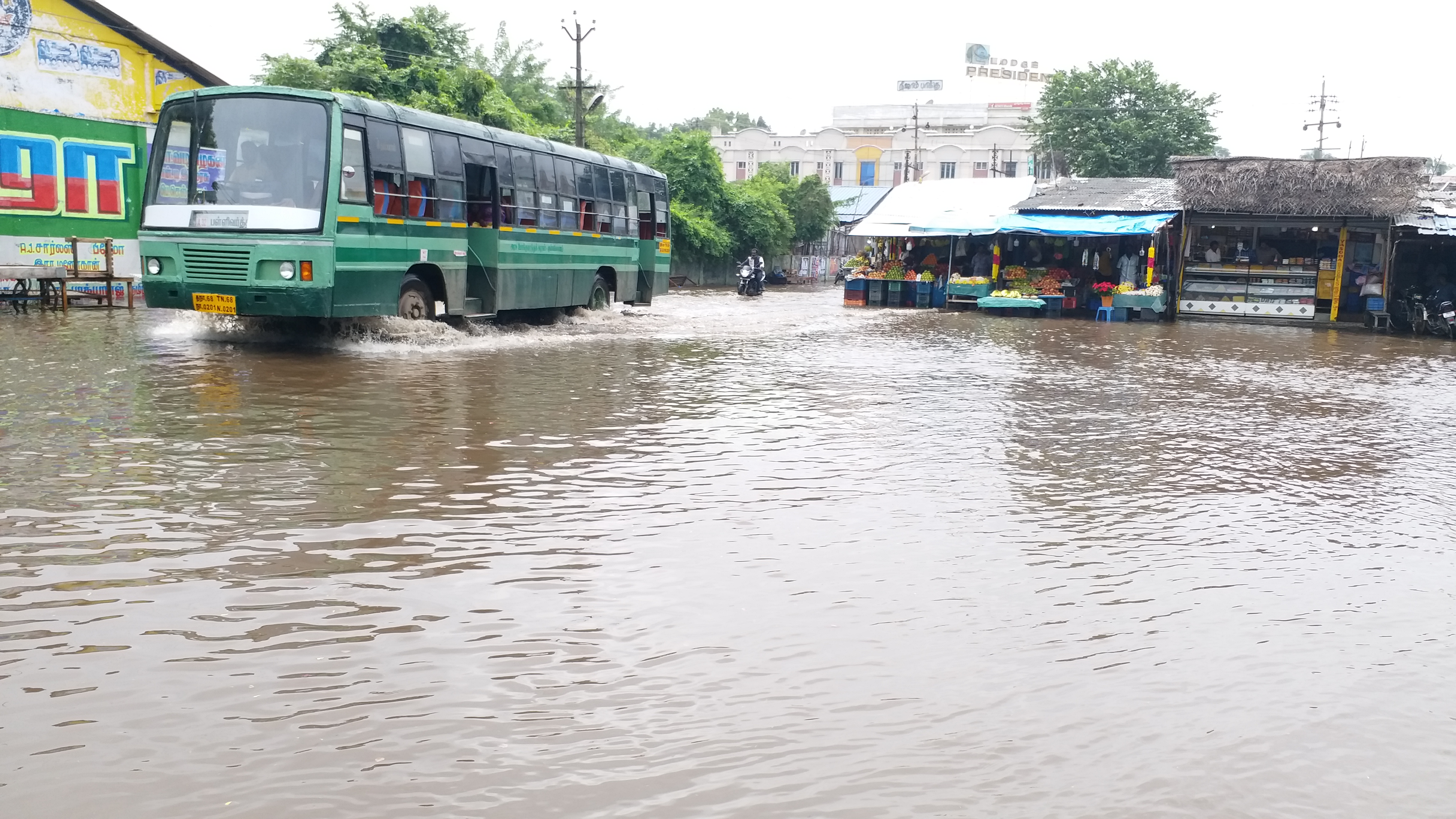 சாக்கடை நீருடன் மழை நீர் சேர்ந்து குளம் போல் காட்சியளிக்கும் அவலம்