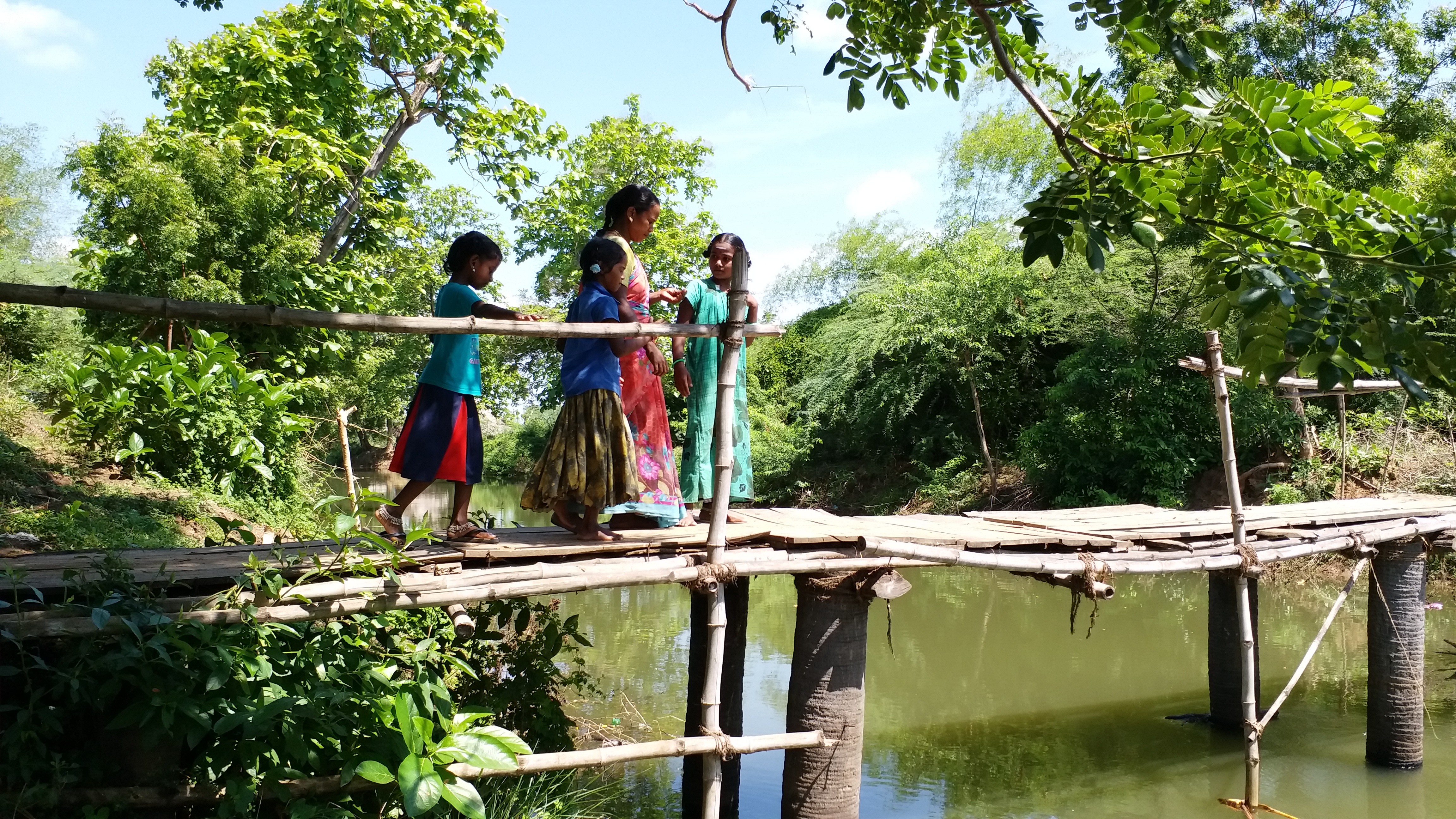 திருவாரூர் மாவட்டச் செய்திகள்  நன்னிலம் கடகம் கிராமம்  கடகம் கிராமம் சாலைவசதி  thiruvarur news  nannilam kadakam bridge issue