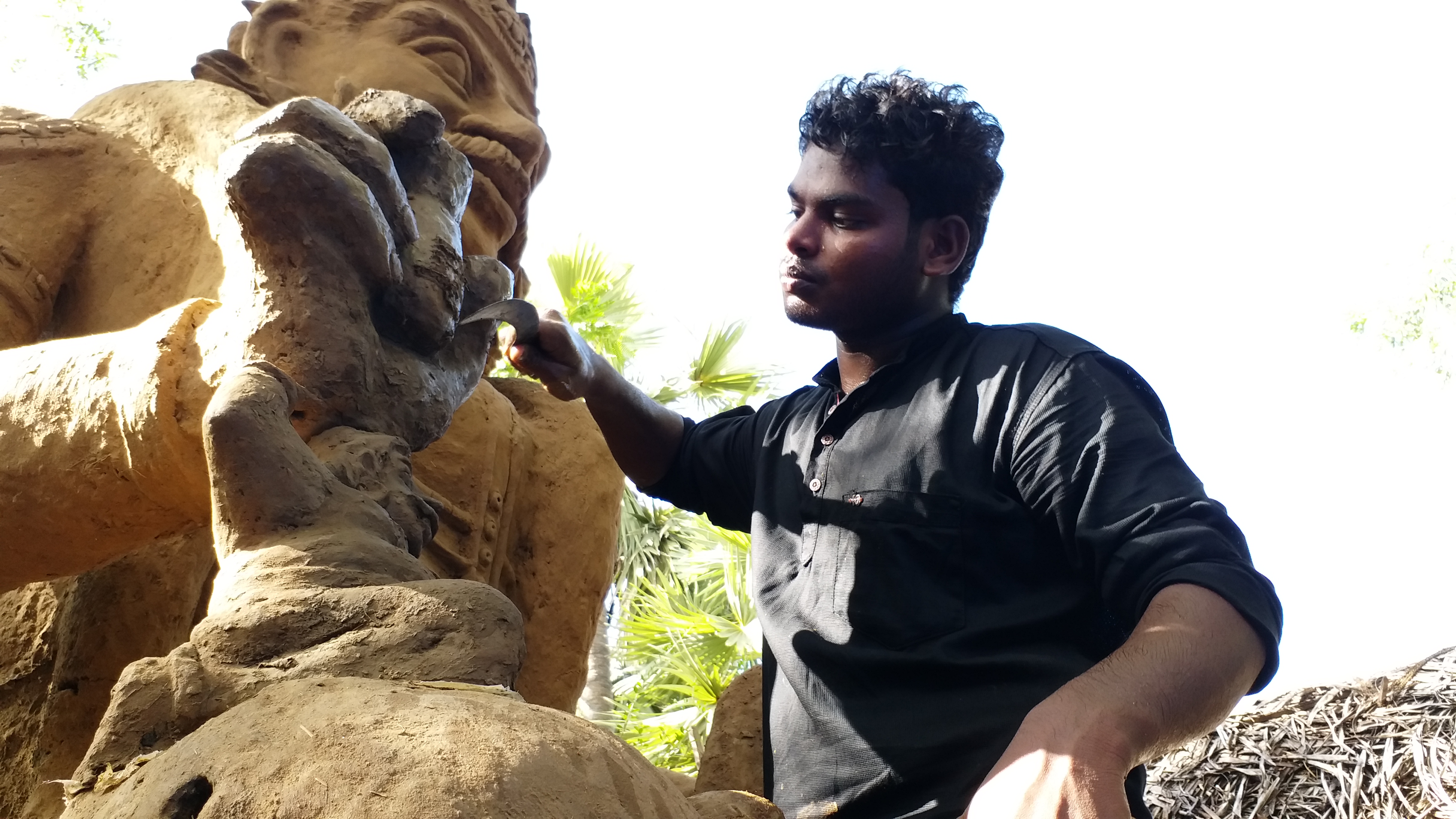 tiruvarur college student carves a thirteen feet high statue in lockdown