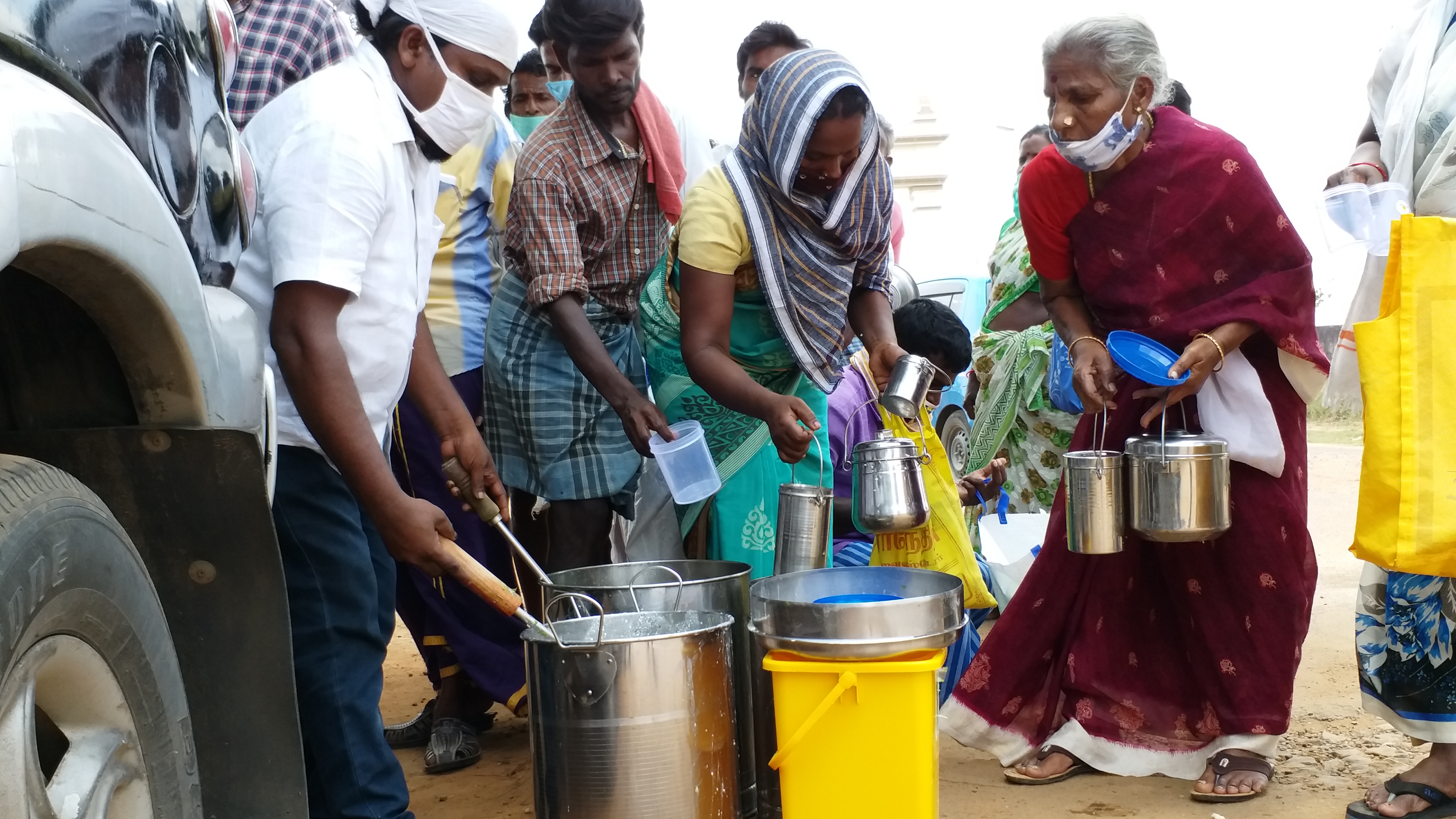 உணவு பரிமாறும் பணியில் ரவி