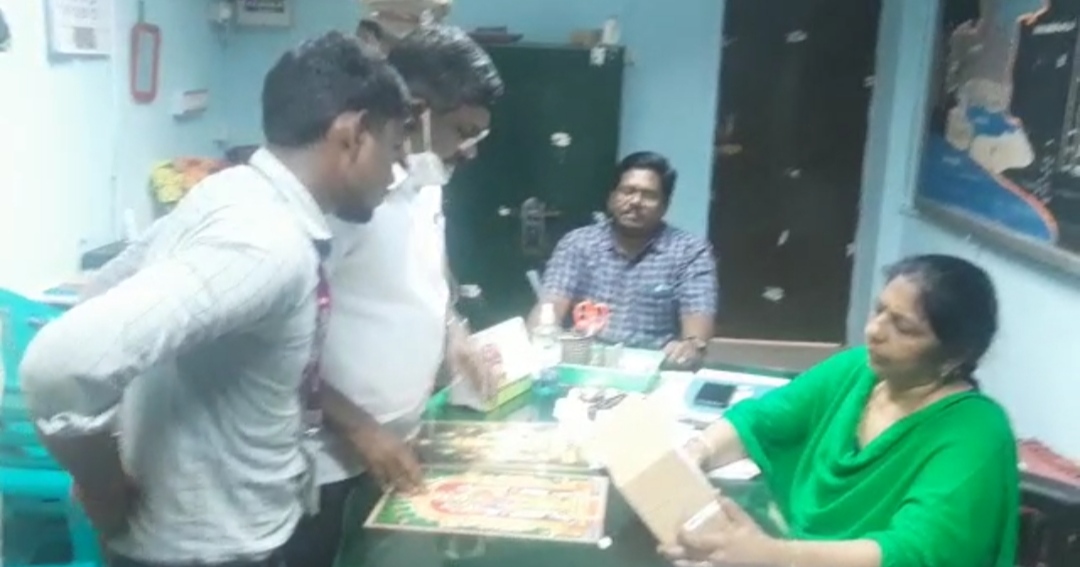 EC flying squad seizes 18kg gold at Thiruvarur