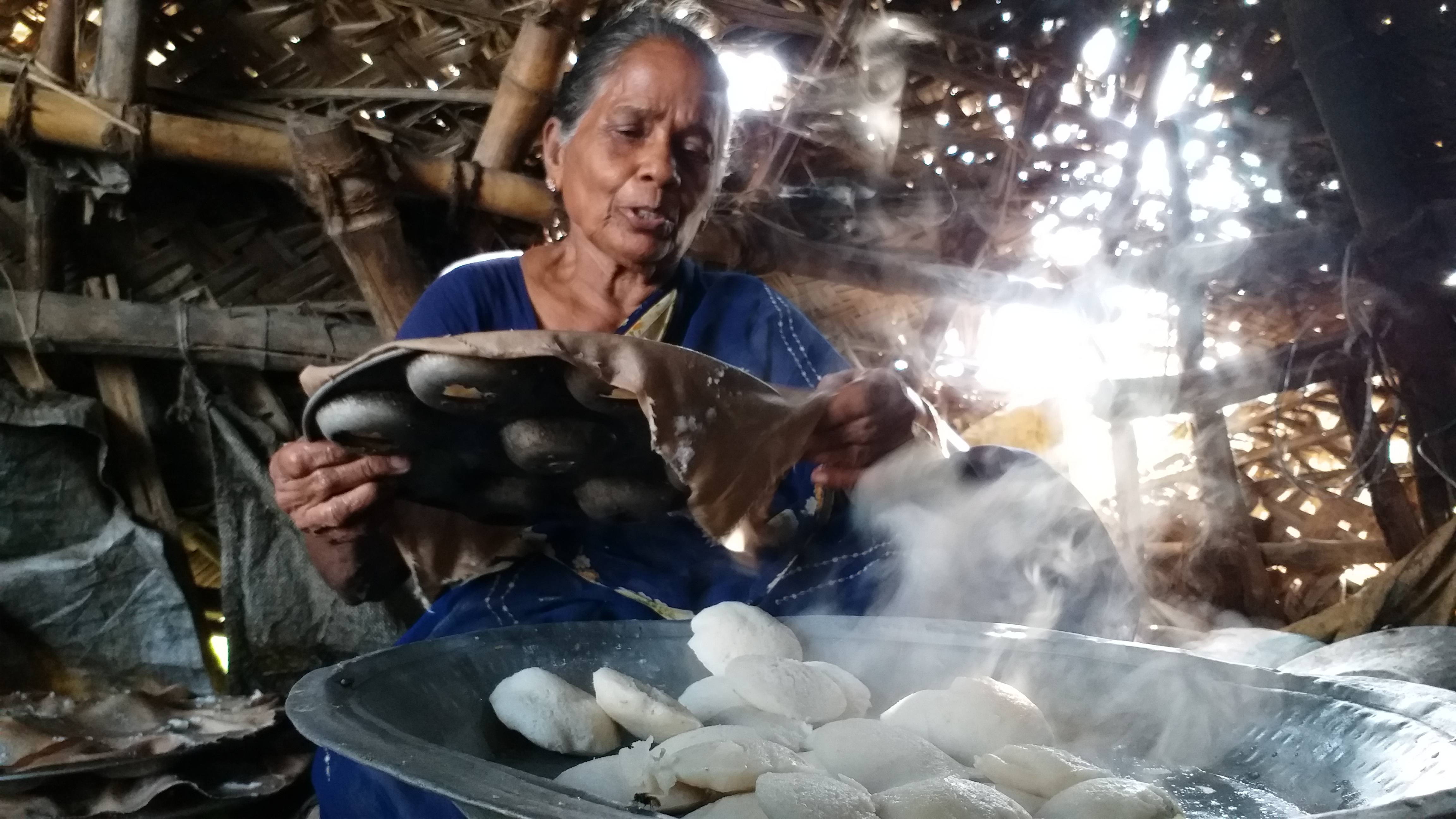 ஒரு ரூபாய்க்கு இட்லி விற்பனை செய்யும் பாட்டி