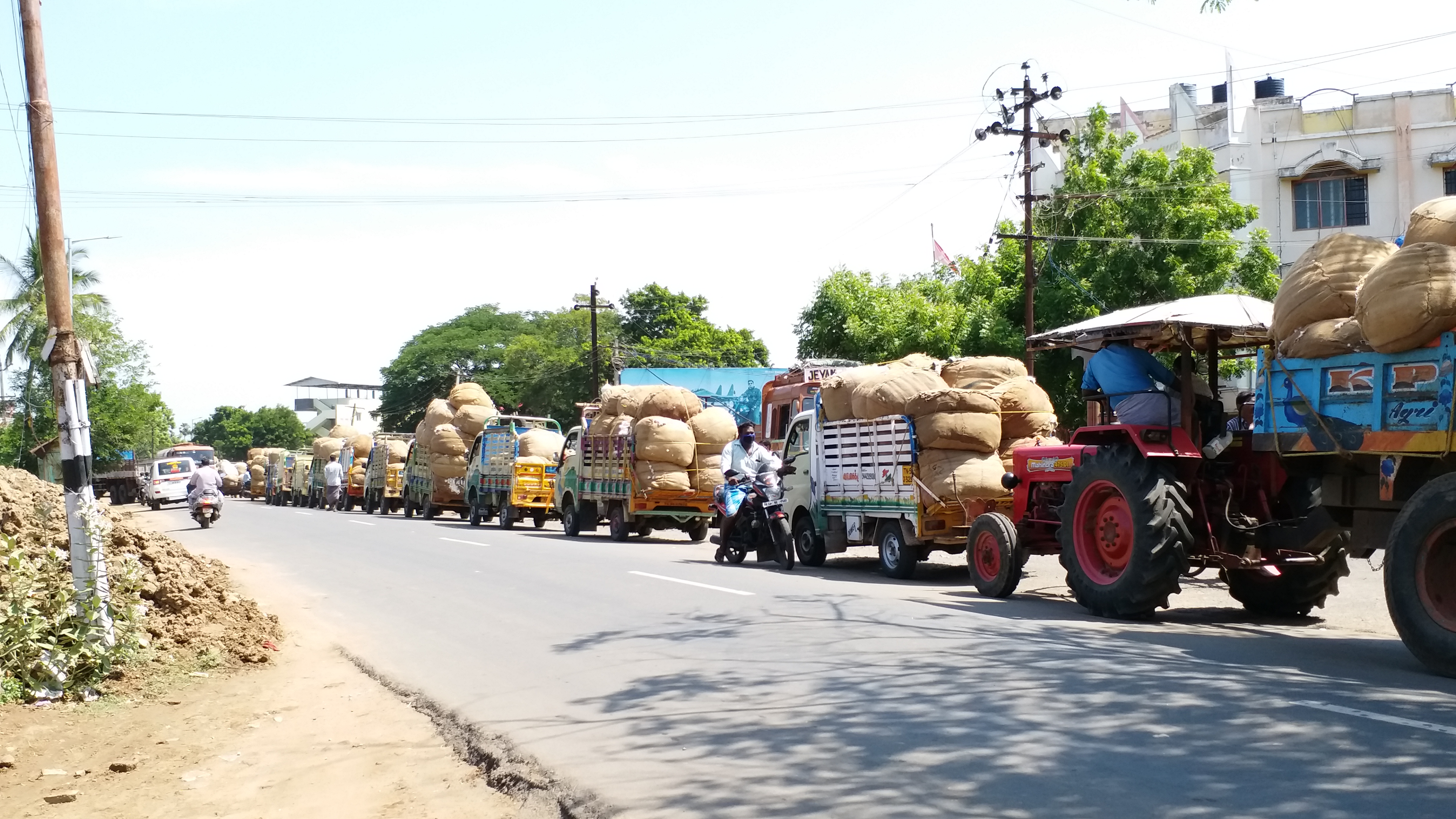 விளைவிச்சாலும் போதாது போல...விற்பனைக்காக விடிய விடிய காத்திருக்கும் பருத்தி விவசாயிகள்!