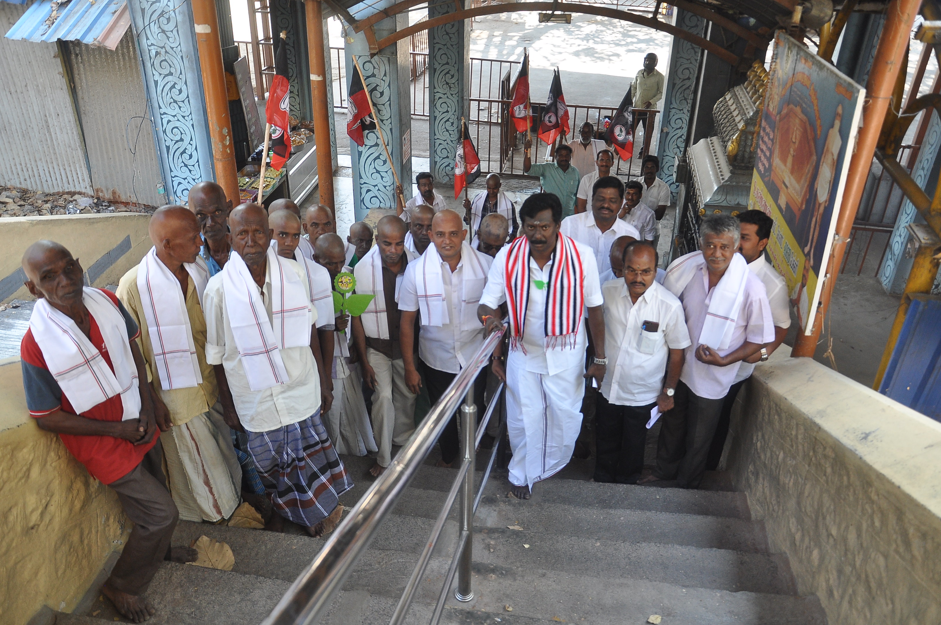 Edappadi Palanisamy volunteers tonsured head and prayed at the Ratnagiri Murugan Temple