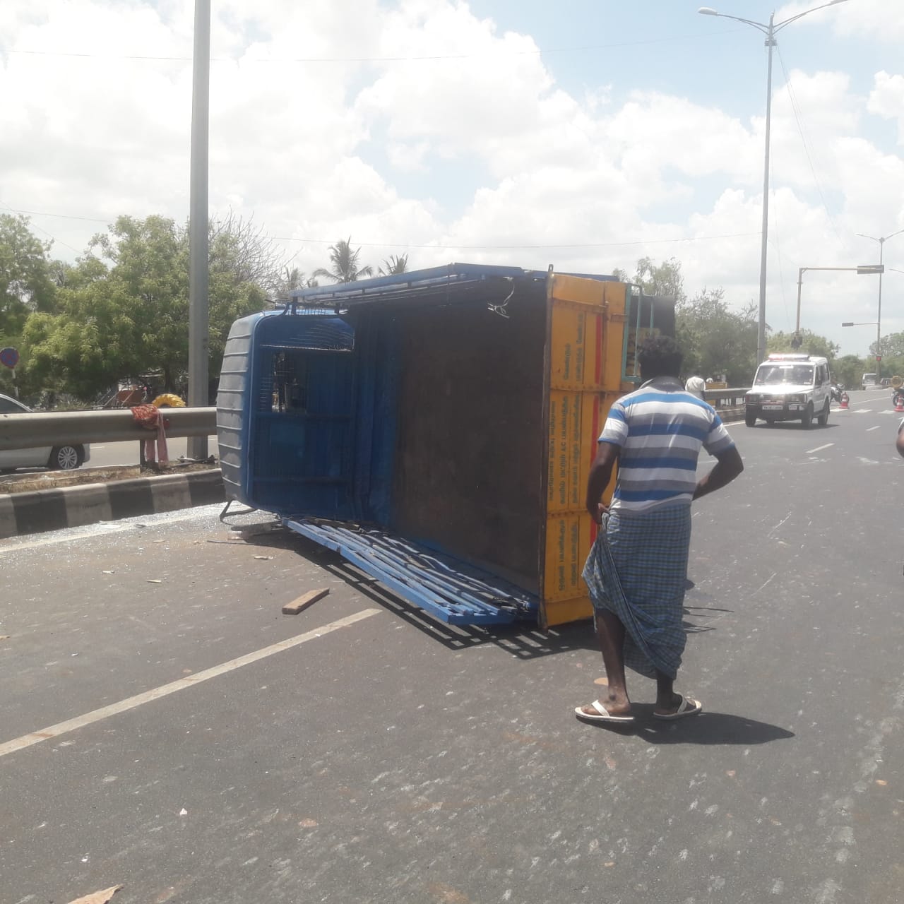 oxygen cylinder loaded vehicle accident in viluppuram