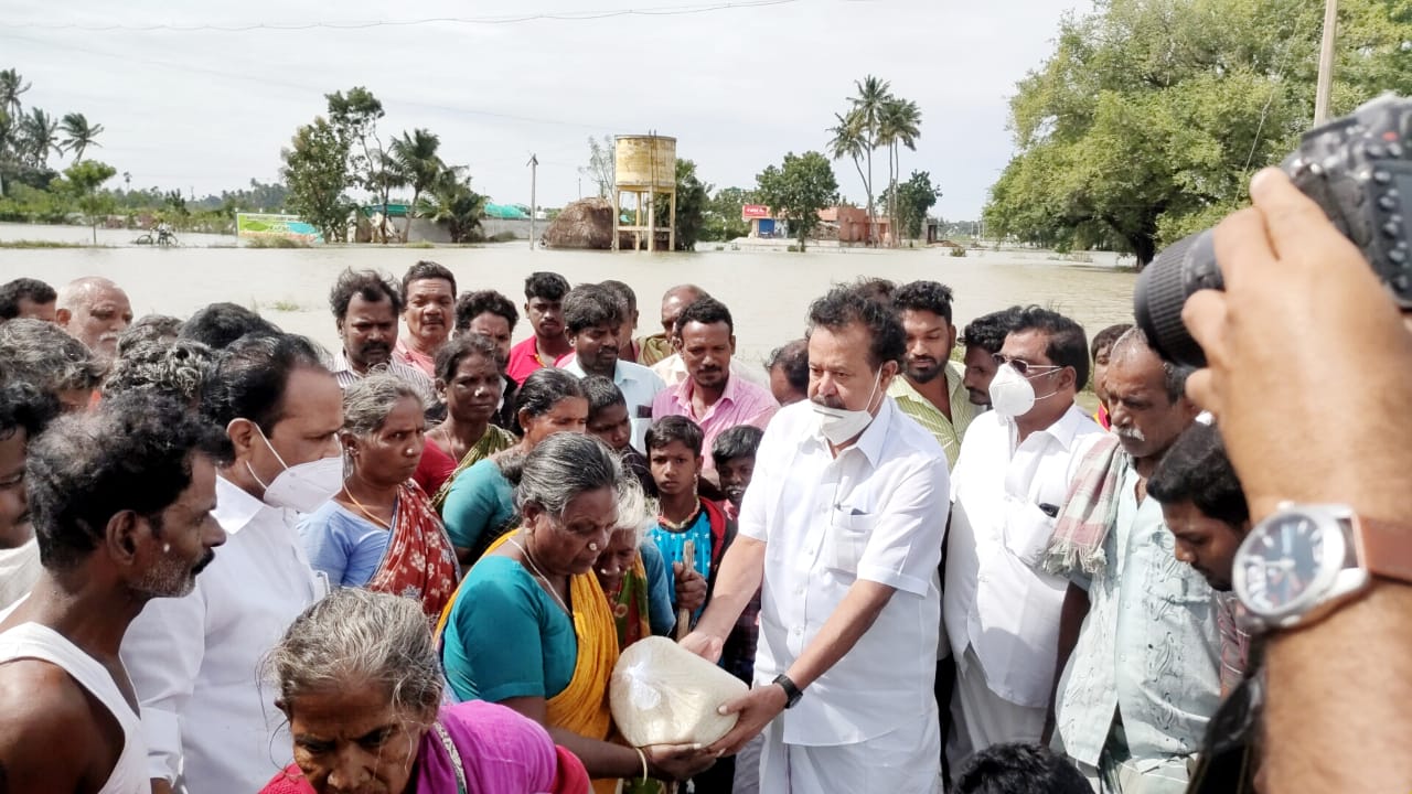 பாதிக்கப்பட்ட மக்களுக்கு அத்தியாவசியப் பொருட்களை பொன்முடி வழங்கி ஆறுதல்