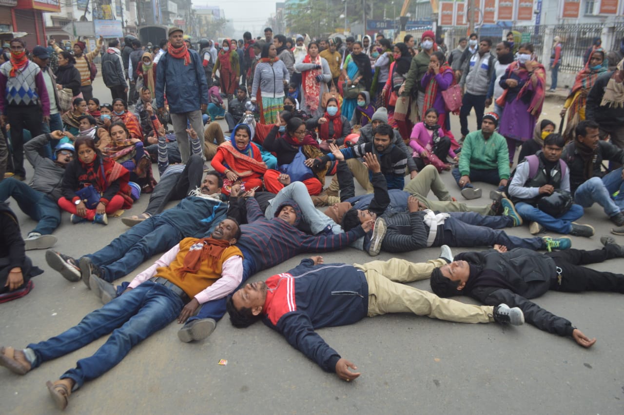 ত্ৰিপুৰাত শিক্ষকৰ প্ৰতিবাদত আৰক্ষীৰ বাধা, ১০০ গৰাকী শিক্ষকক আটক