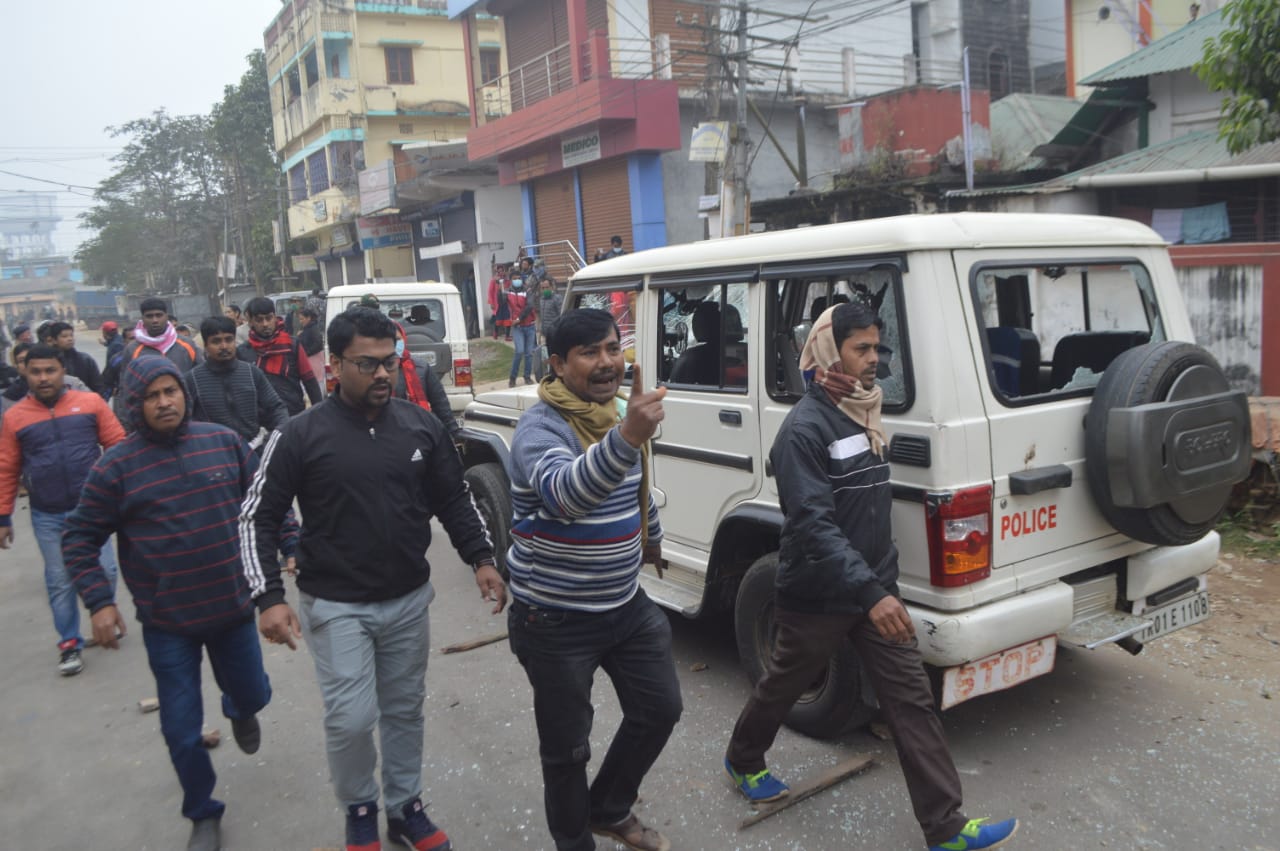 ত্ৰিপুৰাত শিক্ষকৰ প্ৰতিবাদত আৰক্ষীৰ বাধা, ১০০ গৰাকী শিক্ষকক আটক