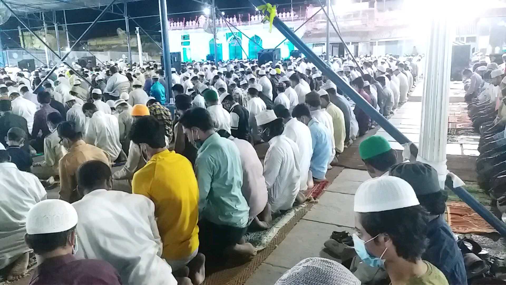 taraweeh namaz in mecca masjid hyderabad