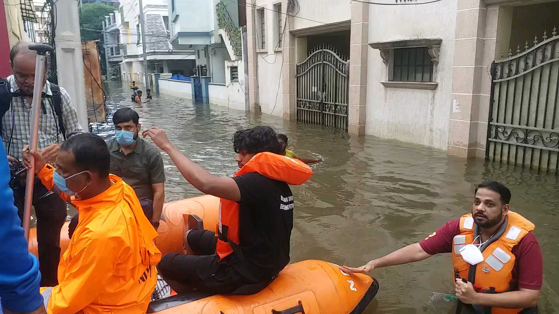 telangana minister kt rama rao and asaduddin owaisi inspected flood hit areas in hyderabad