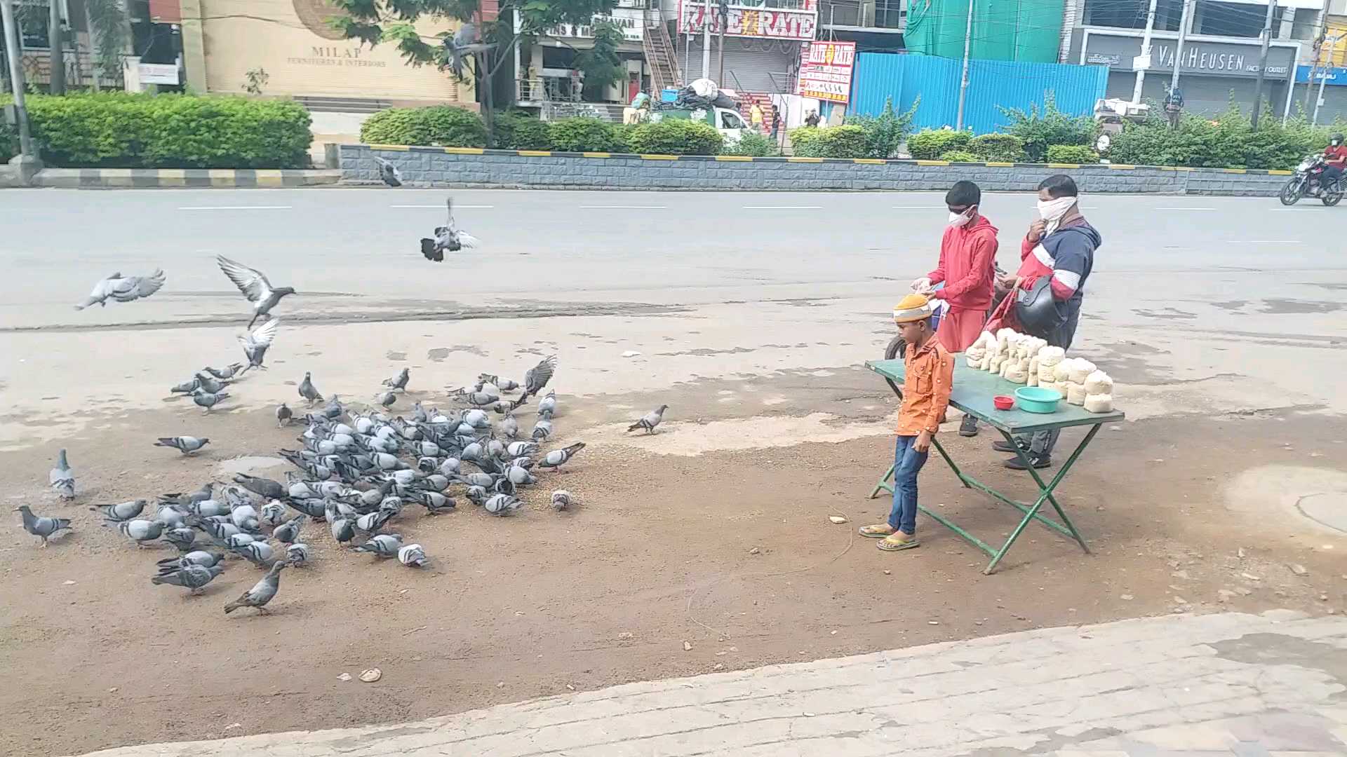 حیدرآباد: بہن کے علاج کے لیے بھائی کب تک دانہ فروخت کرے گا؟