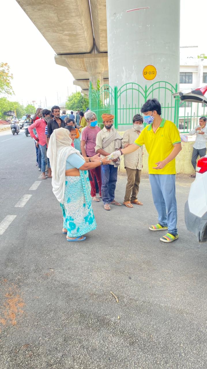 पीड़ित परिवार की मदद करता नितिन