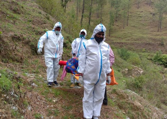 बागेश्वर बीमार को अस्पताल ले जाते कांग्रेस नेता