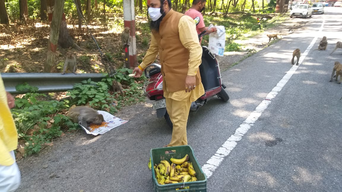 Bajrang Dal workers are providing food