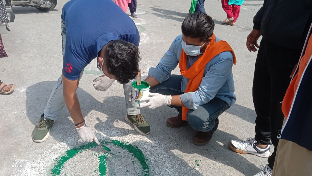 गोल बनाता भाजपा कार्यकर्ता