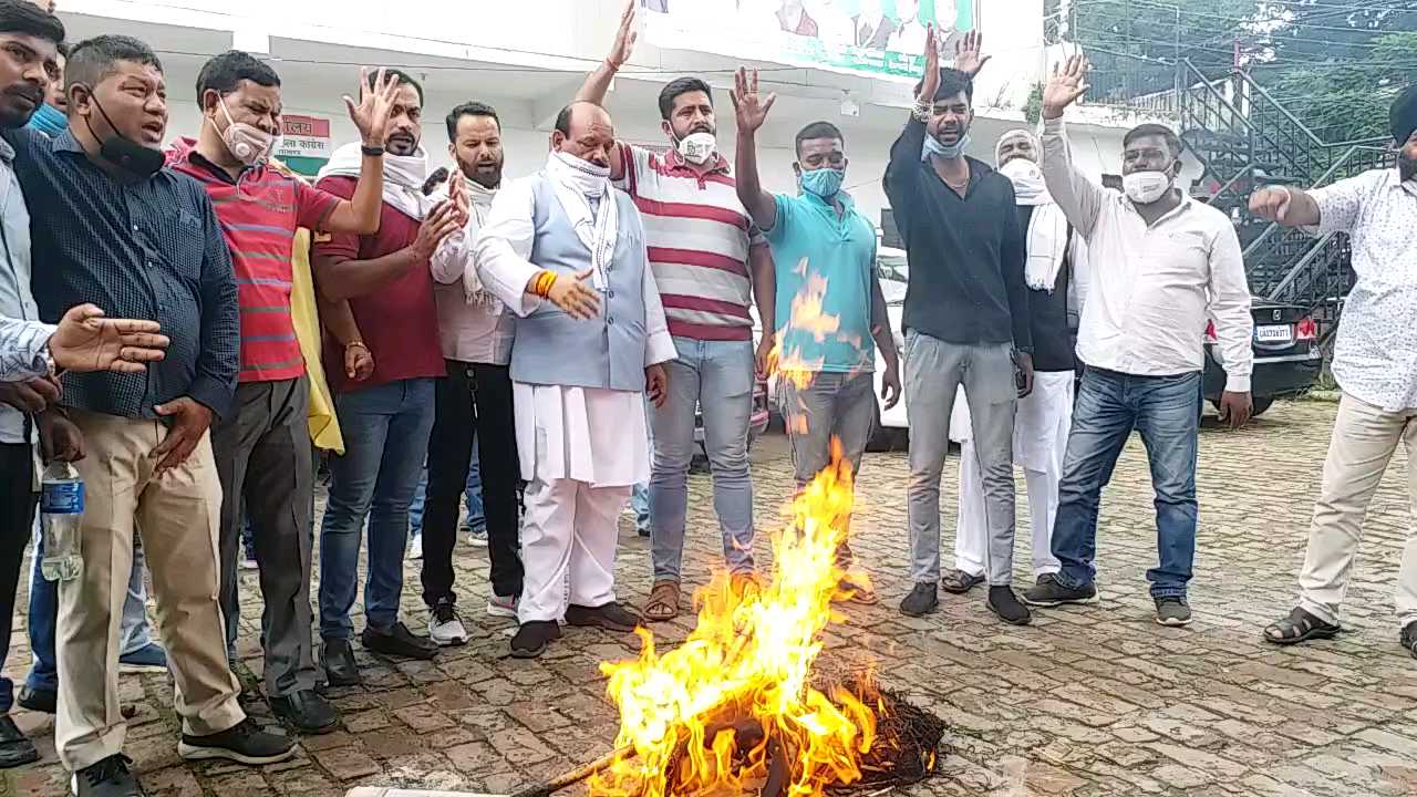 Congress workers protest