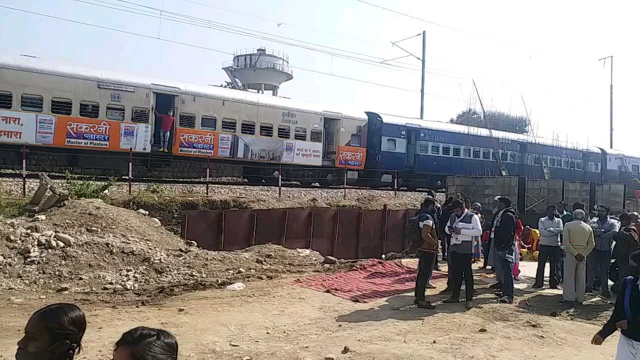 people demonstrated against railway