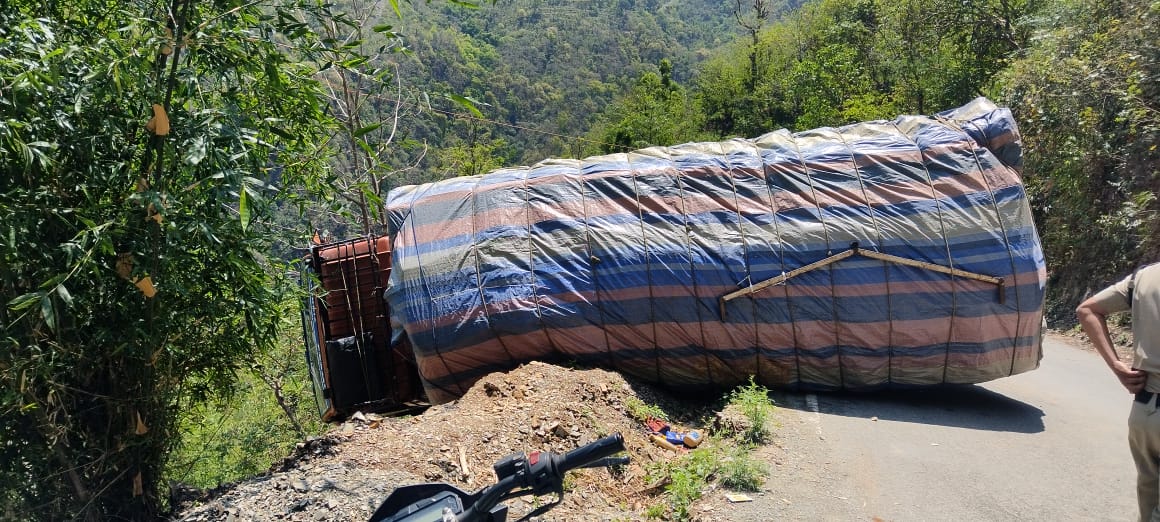 Truck narrowly escaped from falling into the ditch