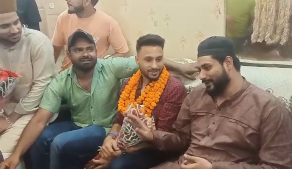 Akash Madhwal Offered Chadar in Piran Kaliyar