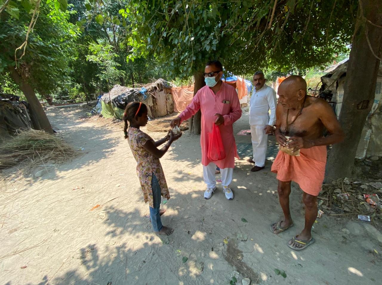 रोजाना 600 लोगों की कर रहे मदद