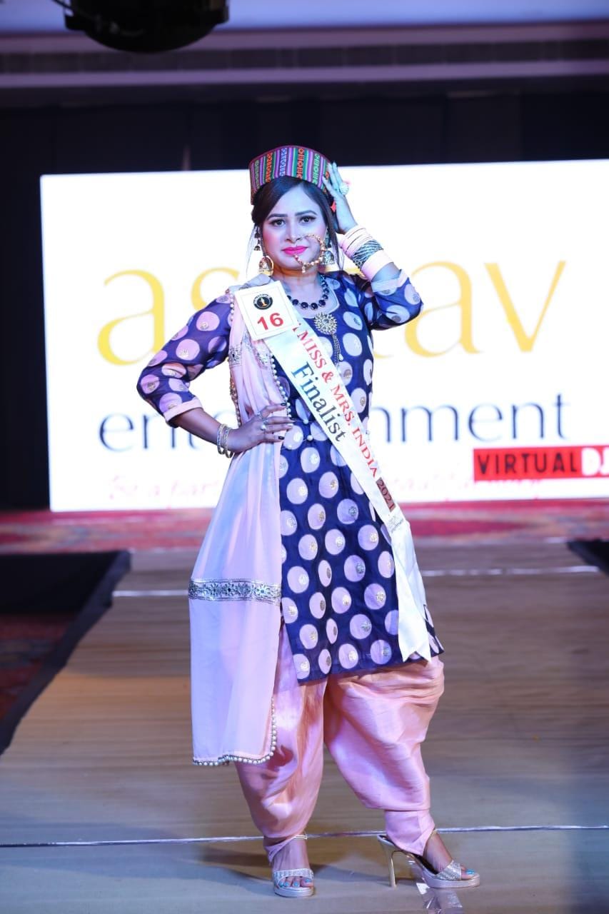 contestant won the title of Diva Mrs. India by wearing Uttarakhandi apparel at the fashion show