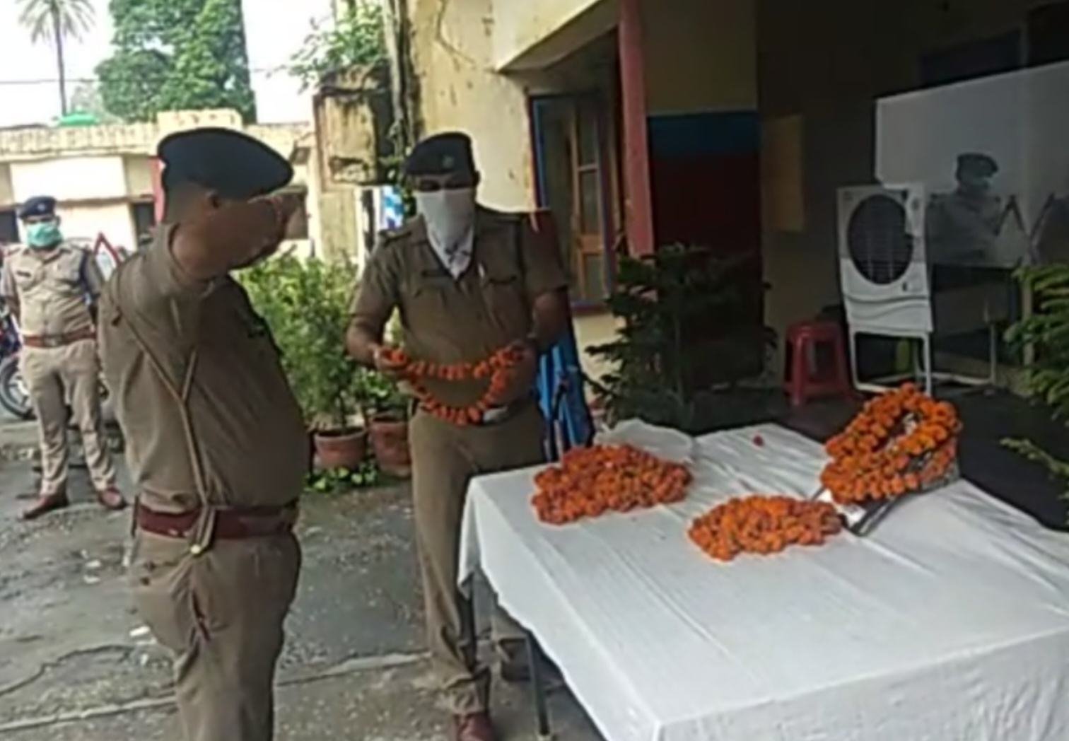 पुलिसकर्मी के चित्र पर पुष्प अर्पित कर दी गई श्रद्धांजलि