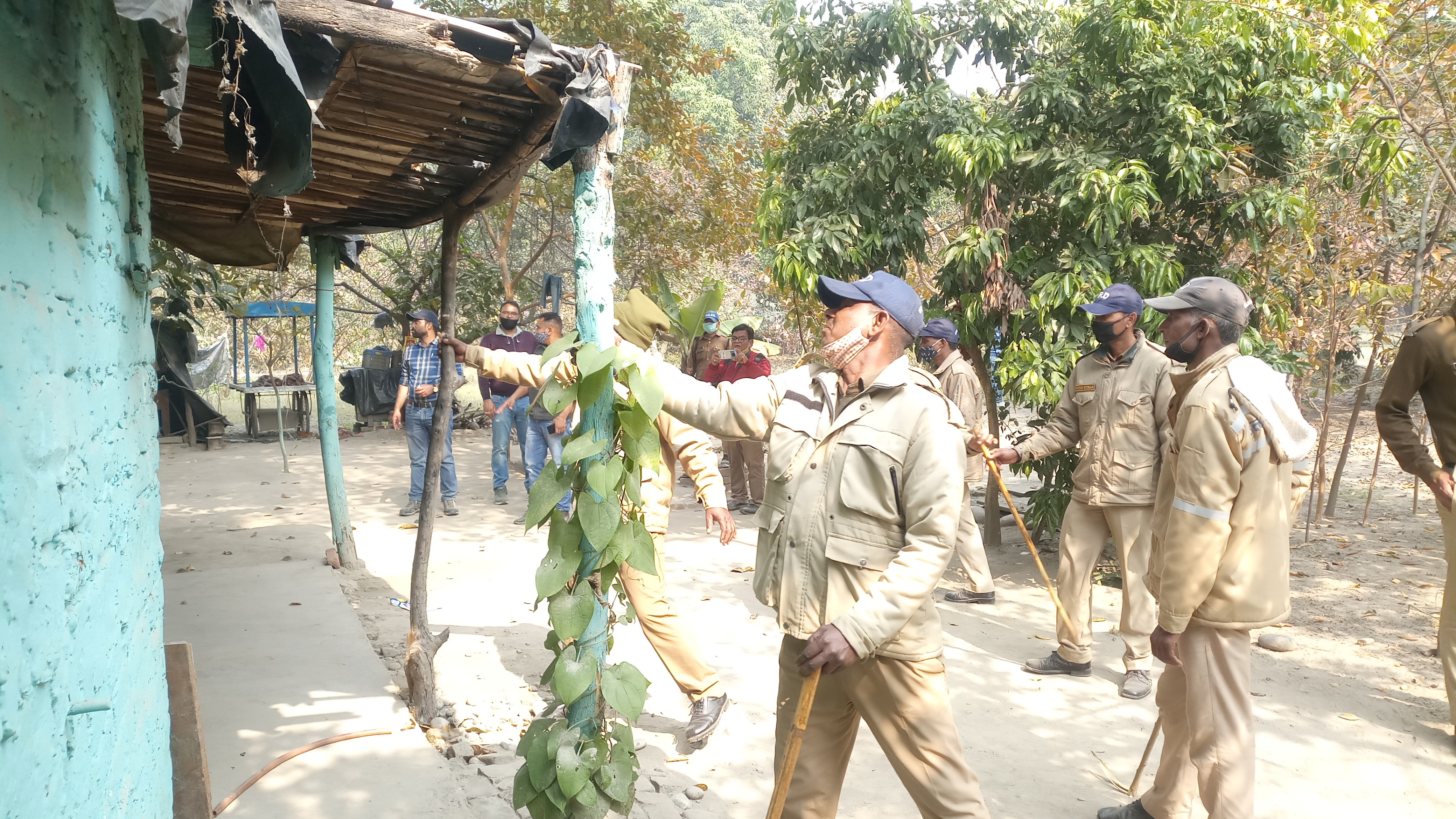 अतिक्रमण हटवाती पुलिस.