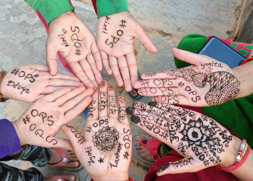 pauri women mehndi