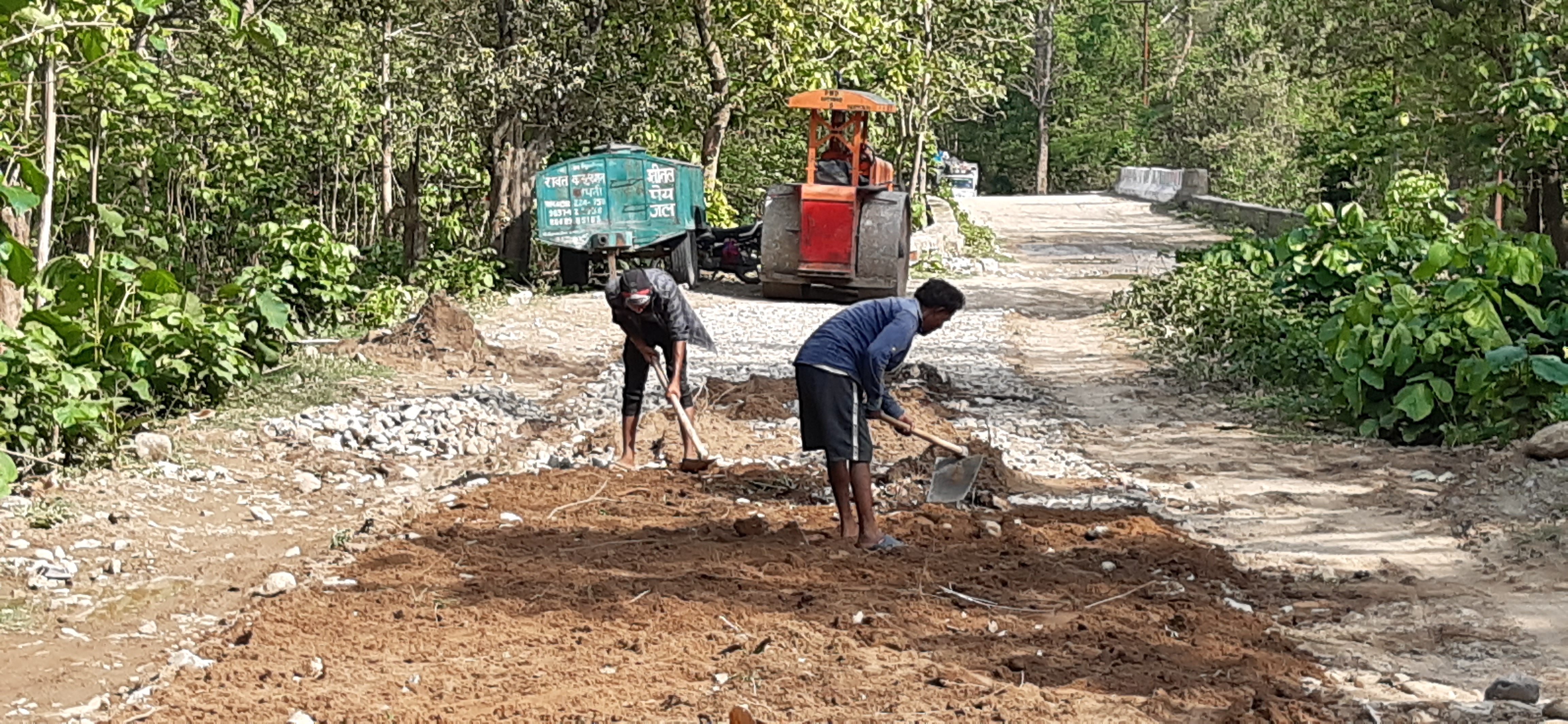 लालढांग चिल्लरखाल वन मोटर मार्ग पर निर्माण शुरू