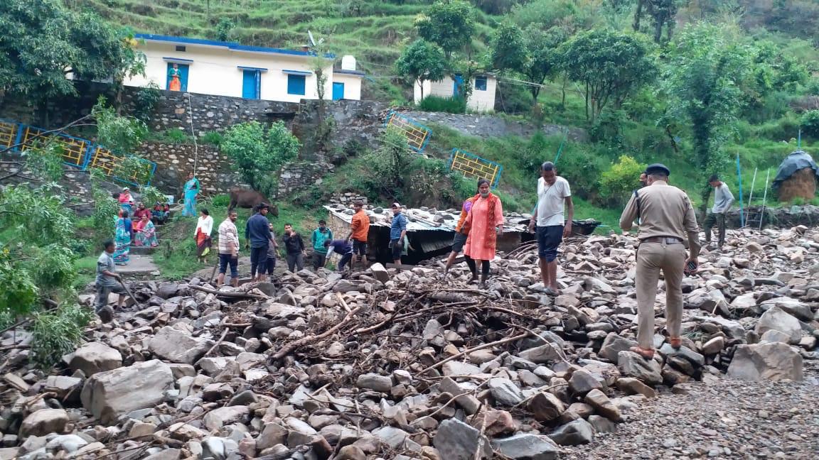 बादल फटने से पौड़ी-श्रीनगर मोटर मार्ग पर आवाजाही बंद